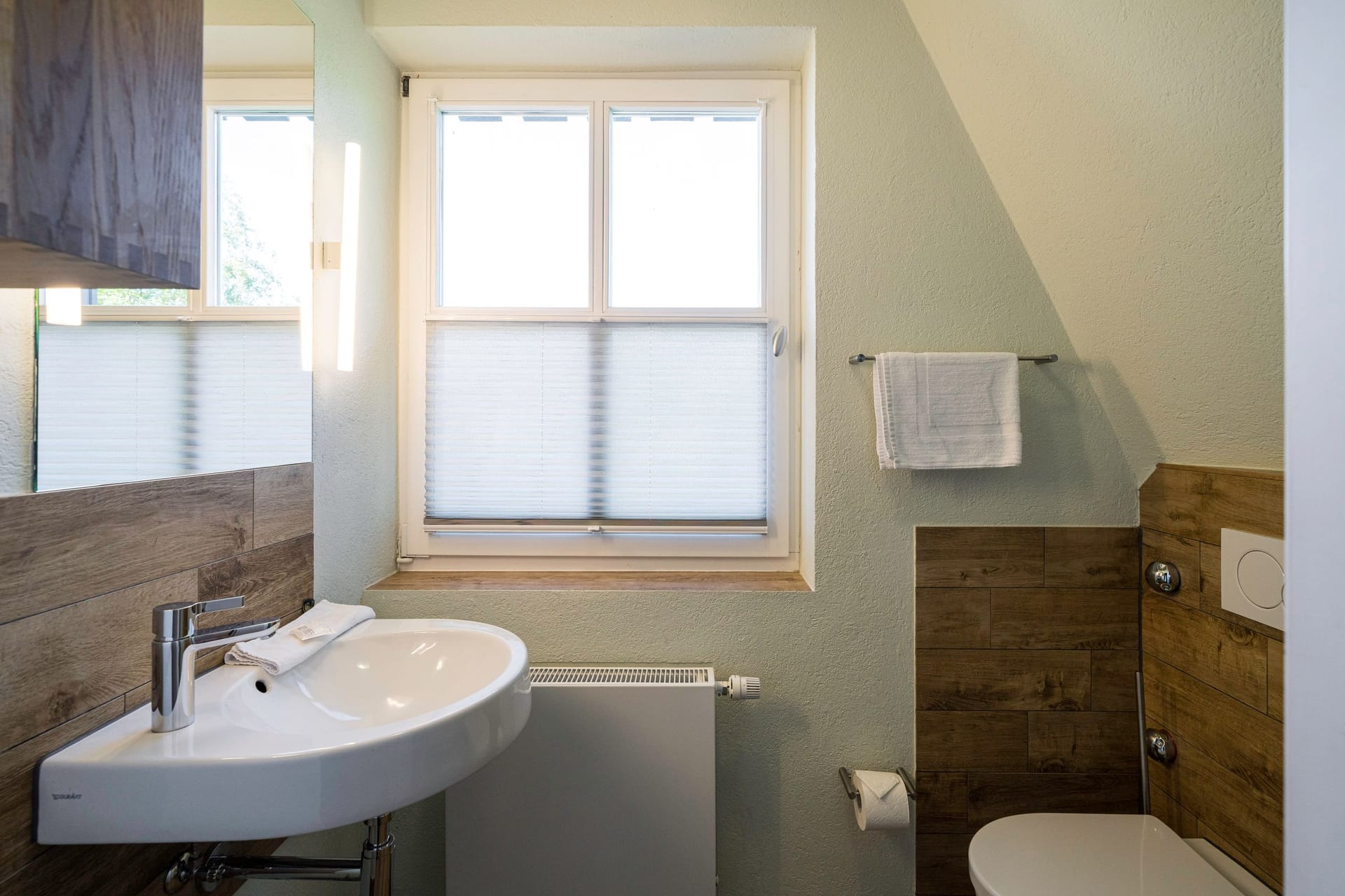 Modernes Badezimmer mit Waschbecken und WC