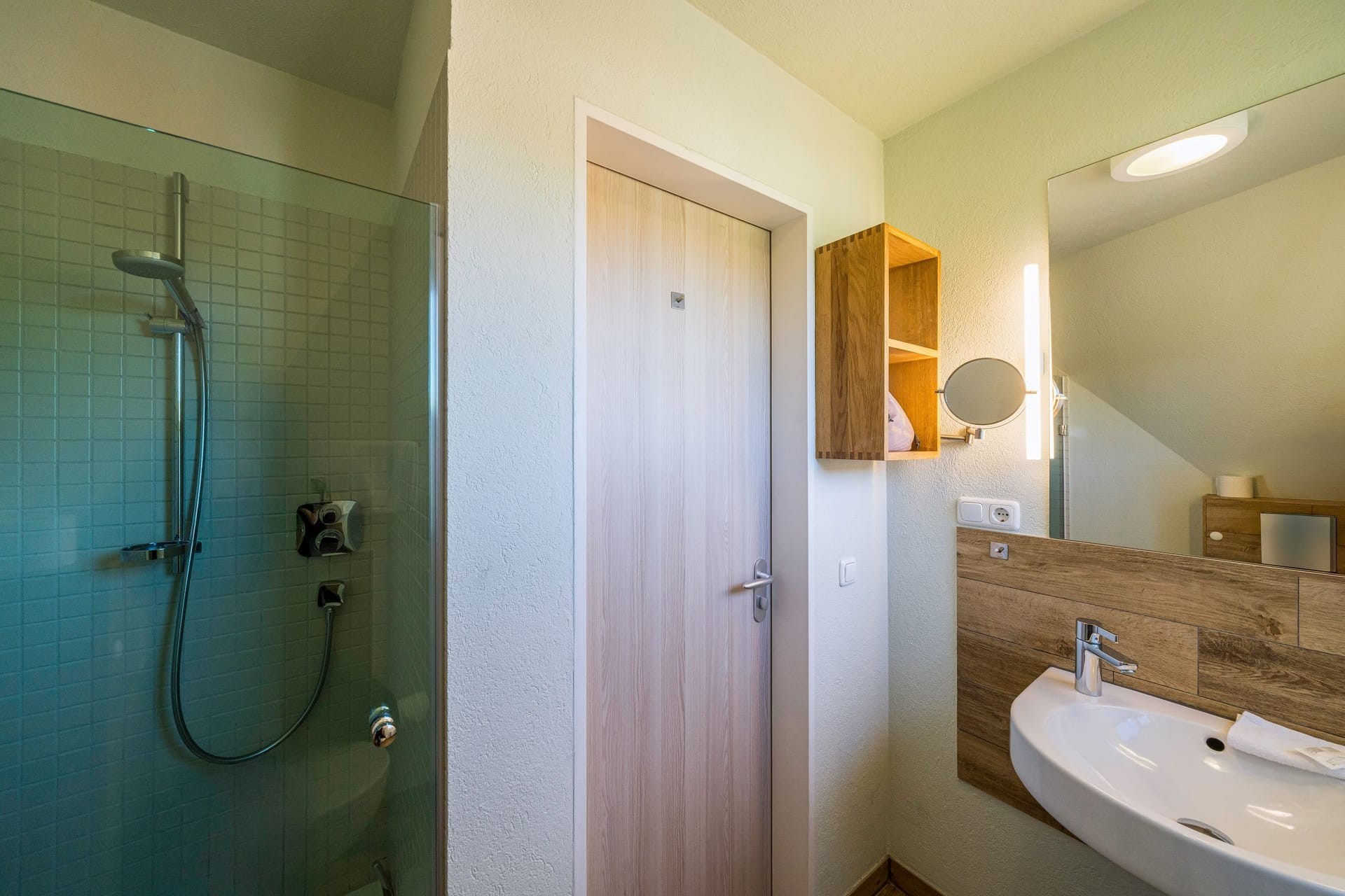 Modernes Badezimmer mit Dusche und Waschbecken
