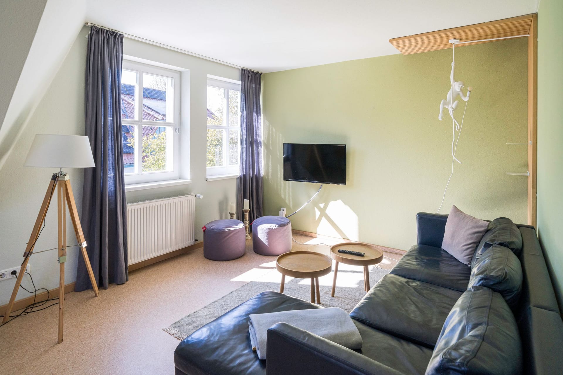 Stilvolles Wohnzimmer mit Sofa und Fernseher