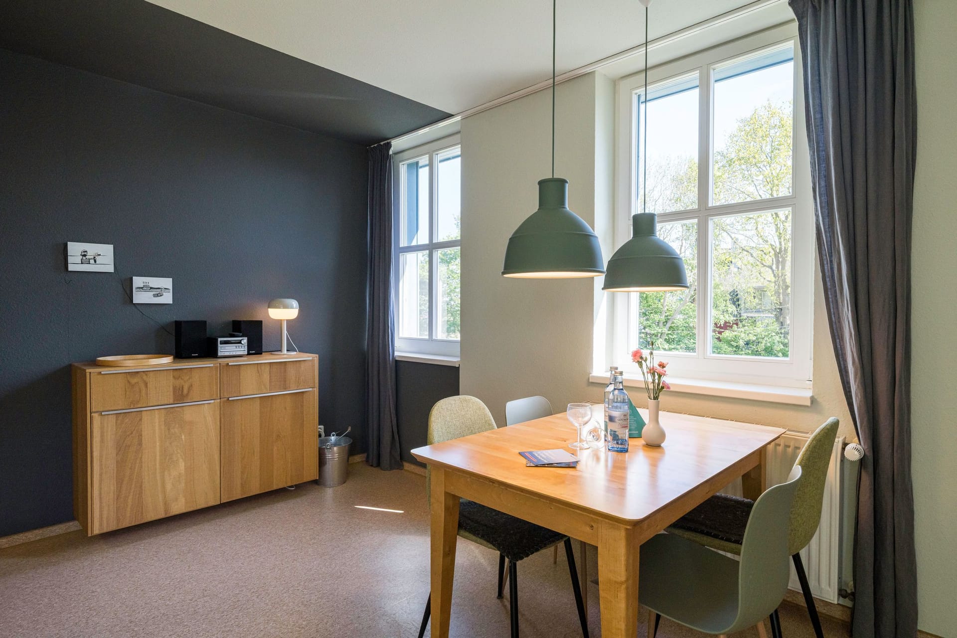 Moderne Küche mit Holz-Esstisch