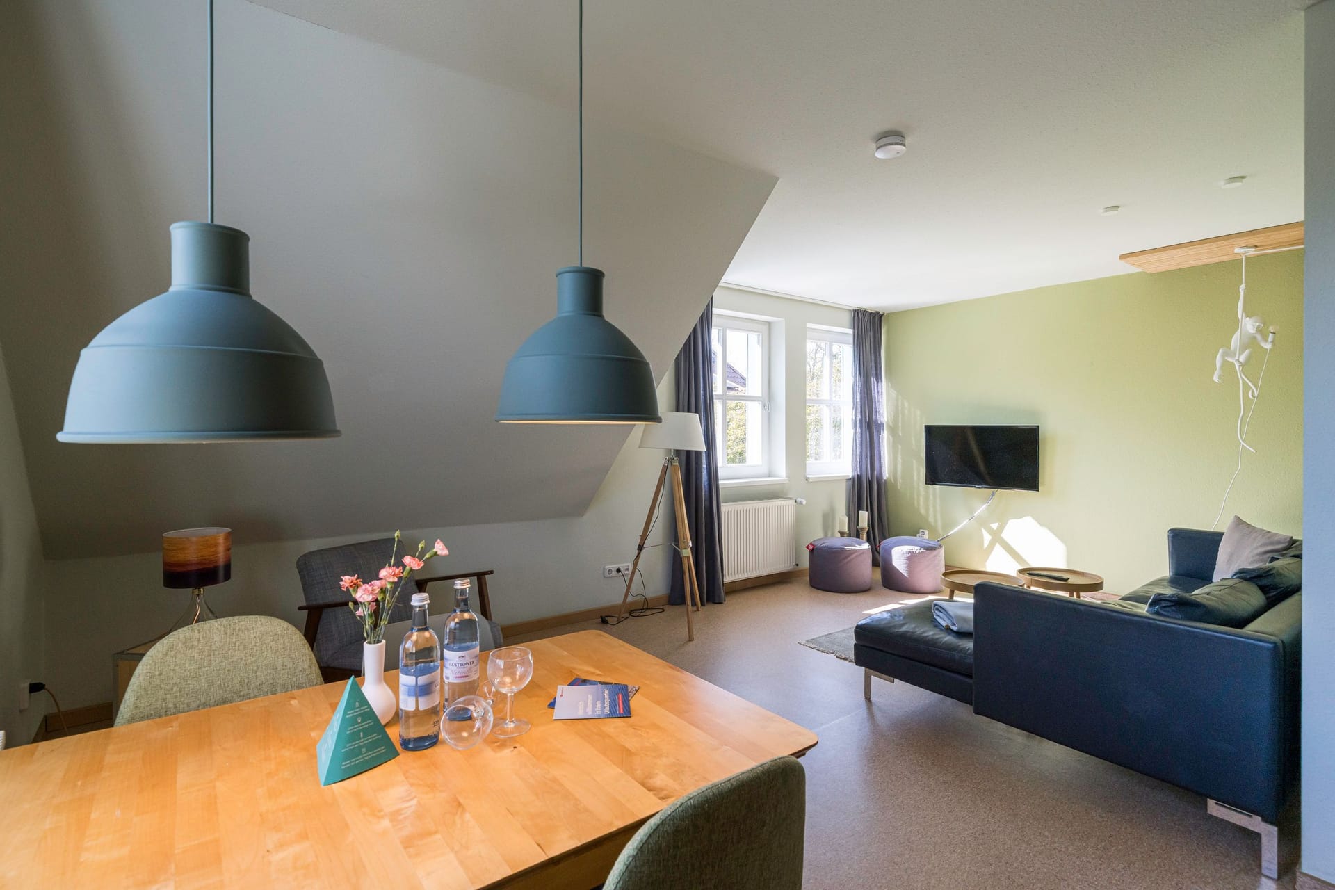 Gemütliches Wohnzimmer mit Esstisch und Sofa