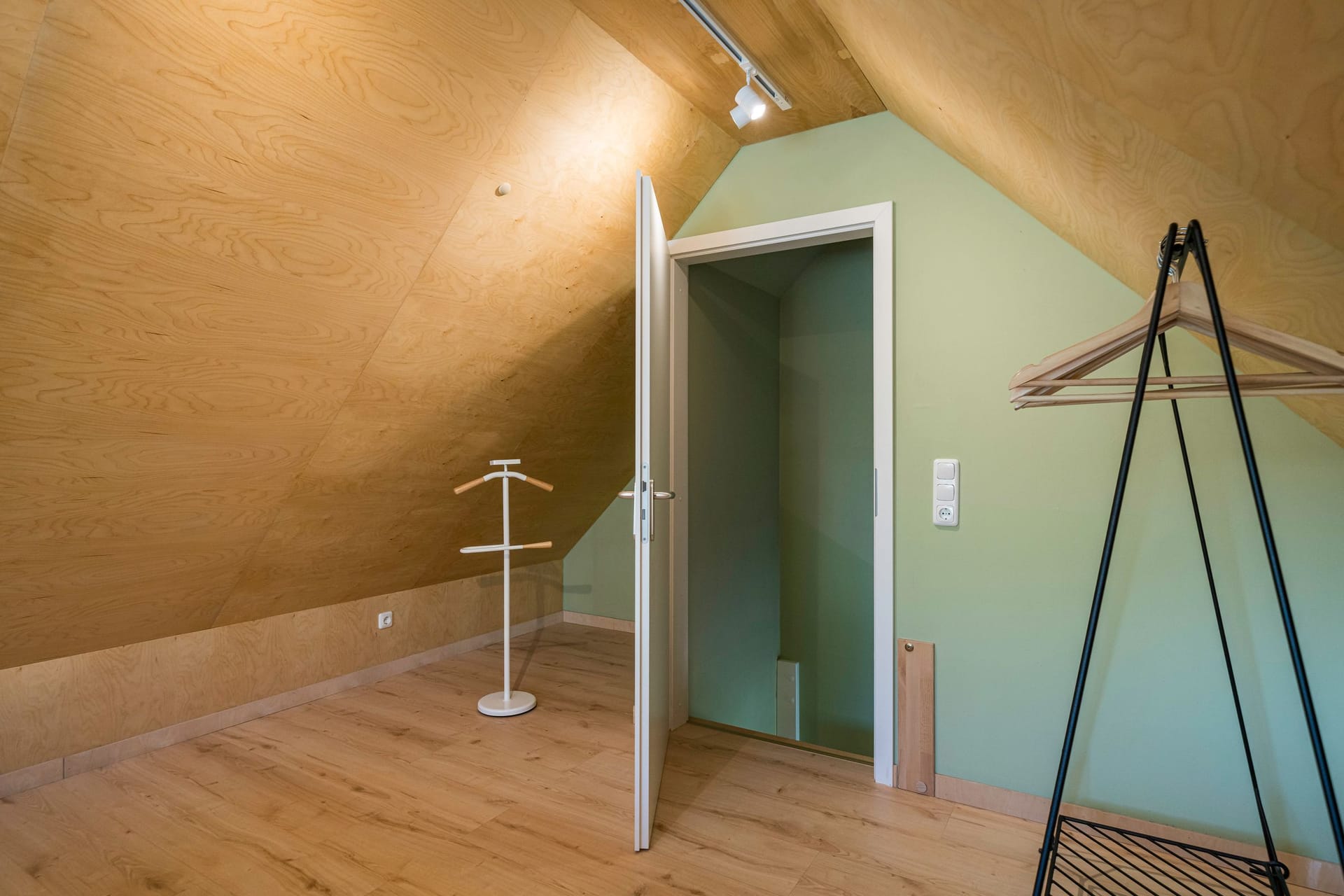 Schlafzimmer mit schrägen Wänden und minimalistischer Einrichtung