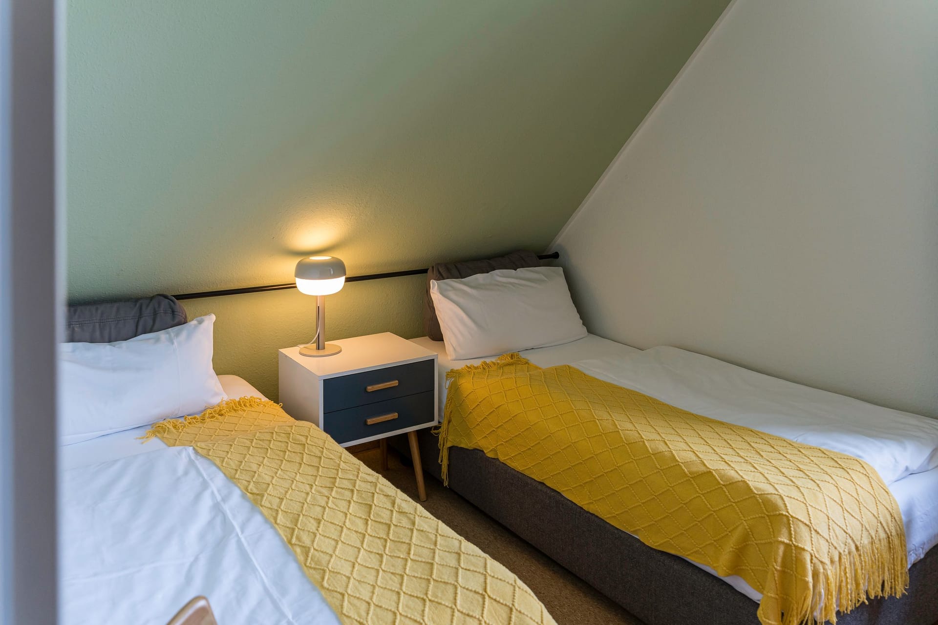 Schlafzimmer mit zwei Einzelbetten und Nachttisch
