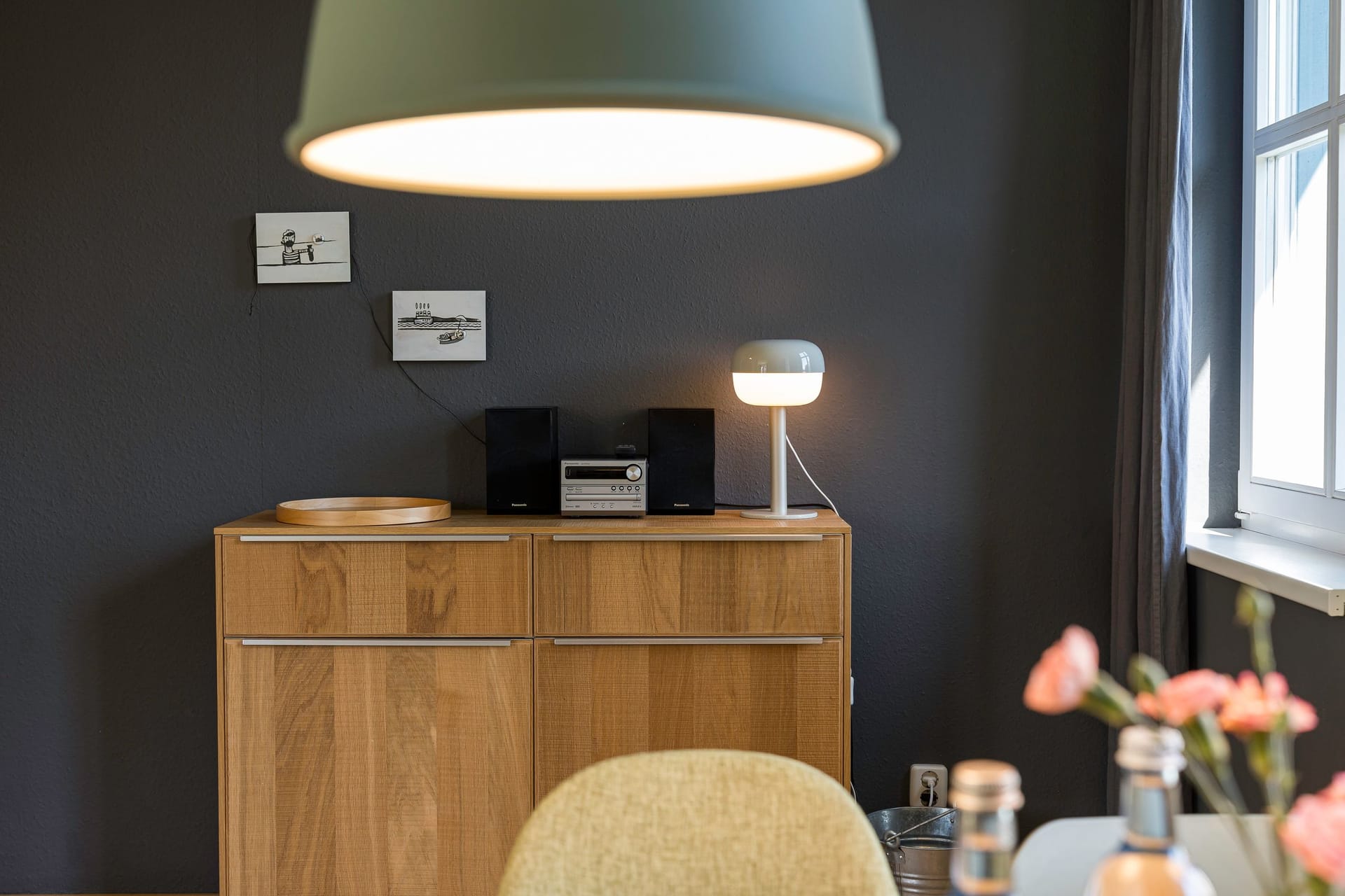 Modernes Wohnzimmer mit Holzschrank und Dekoration