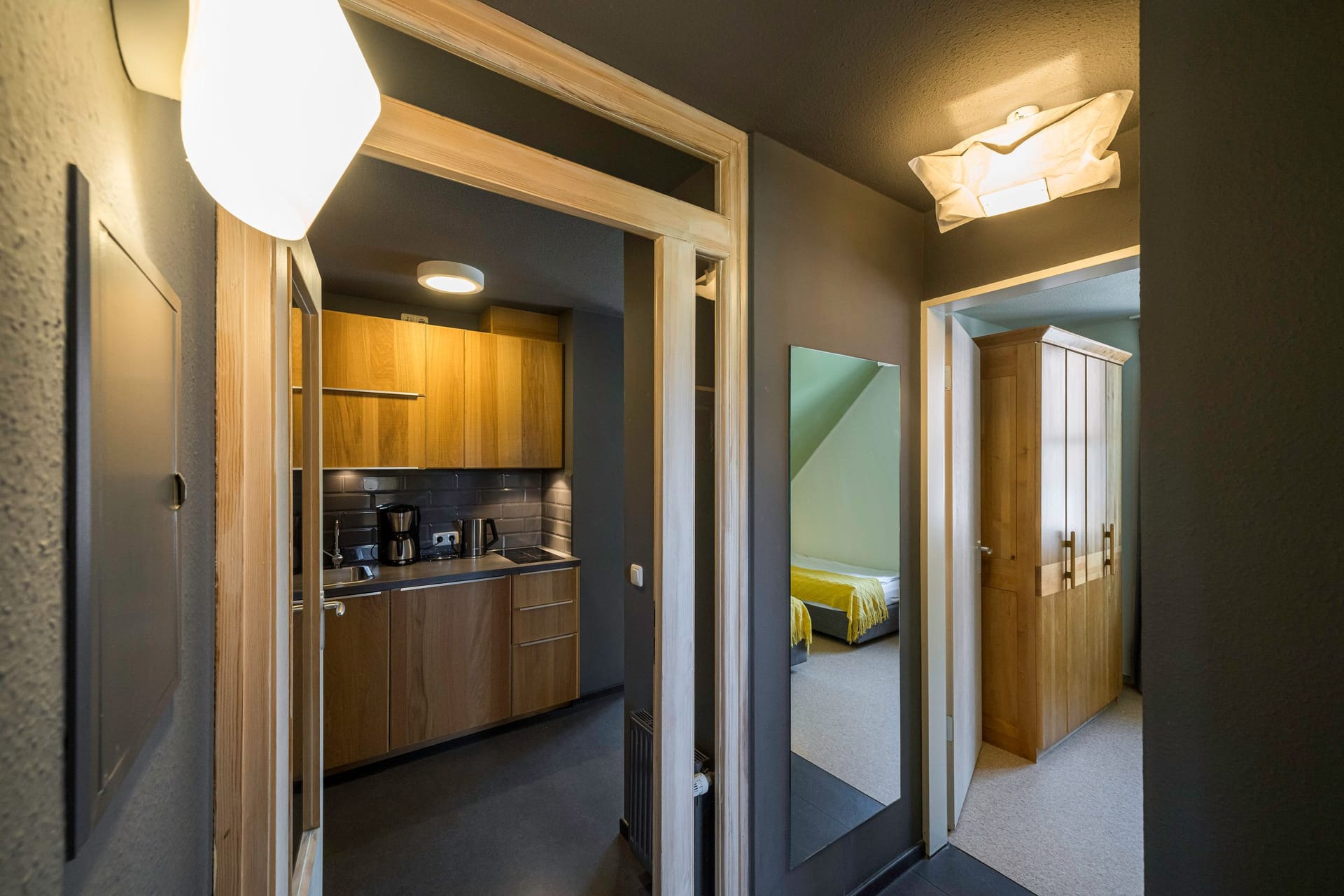 Moderne Küche mit Holzschränken
