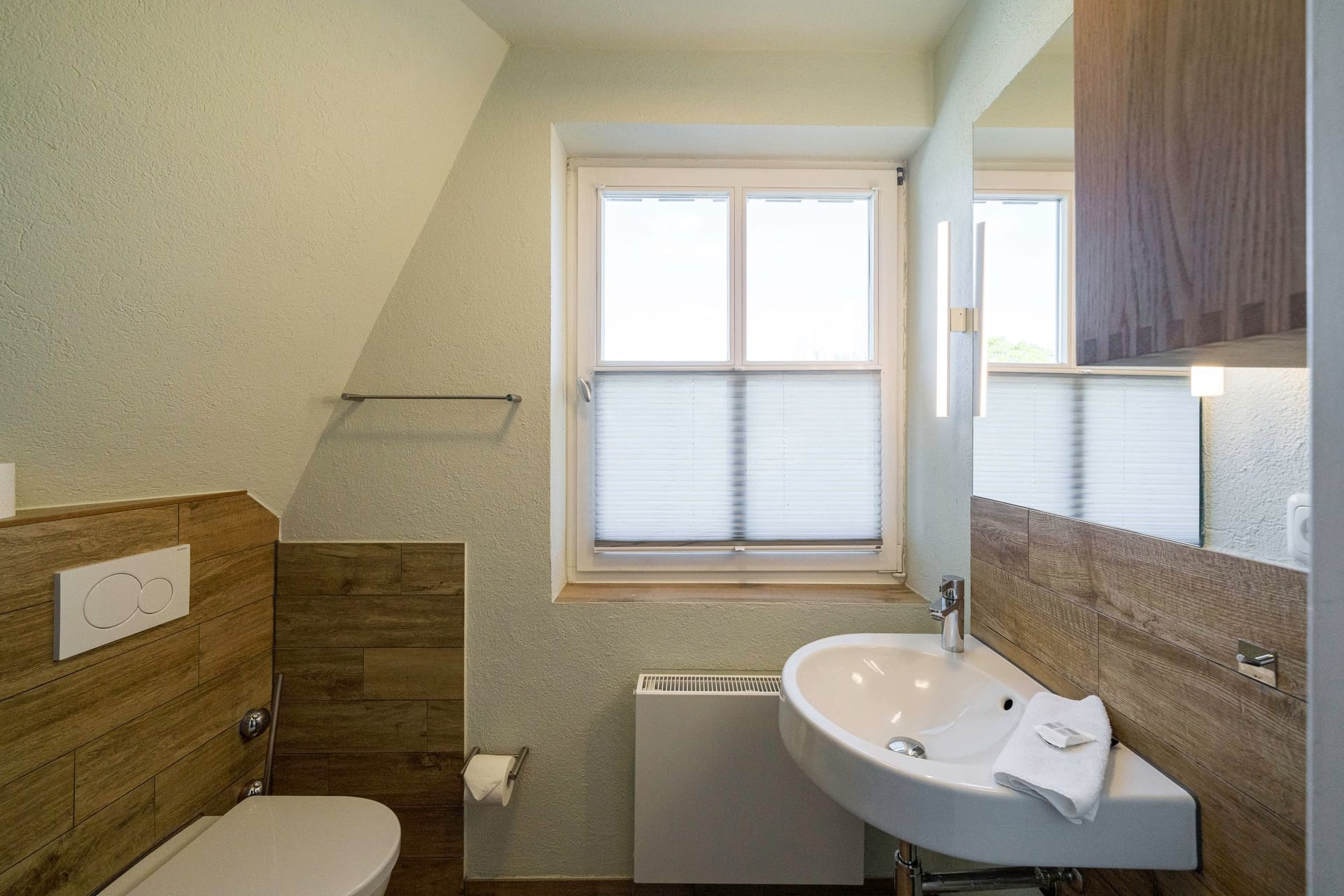 Modernes Badezimmer mit Tageslicht und elegantem Design