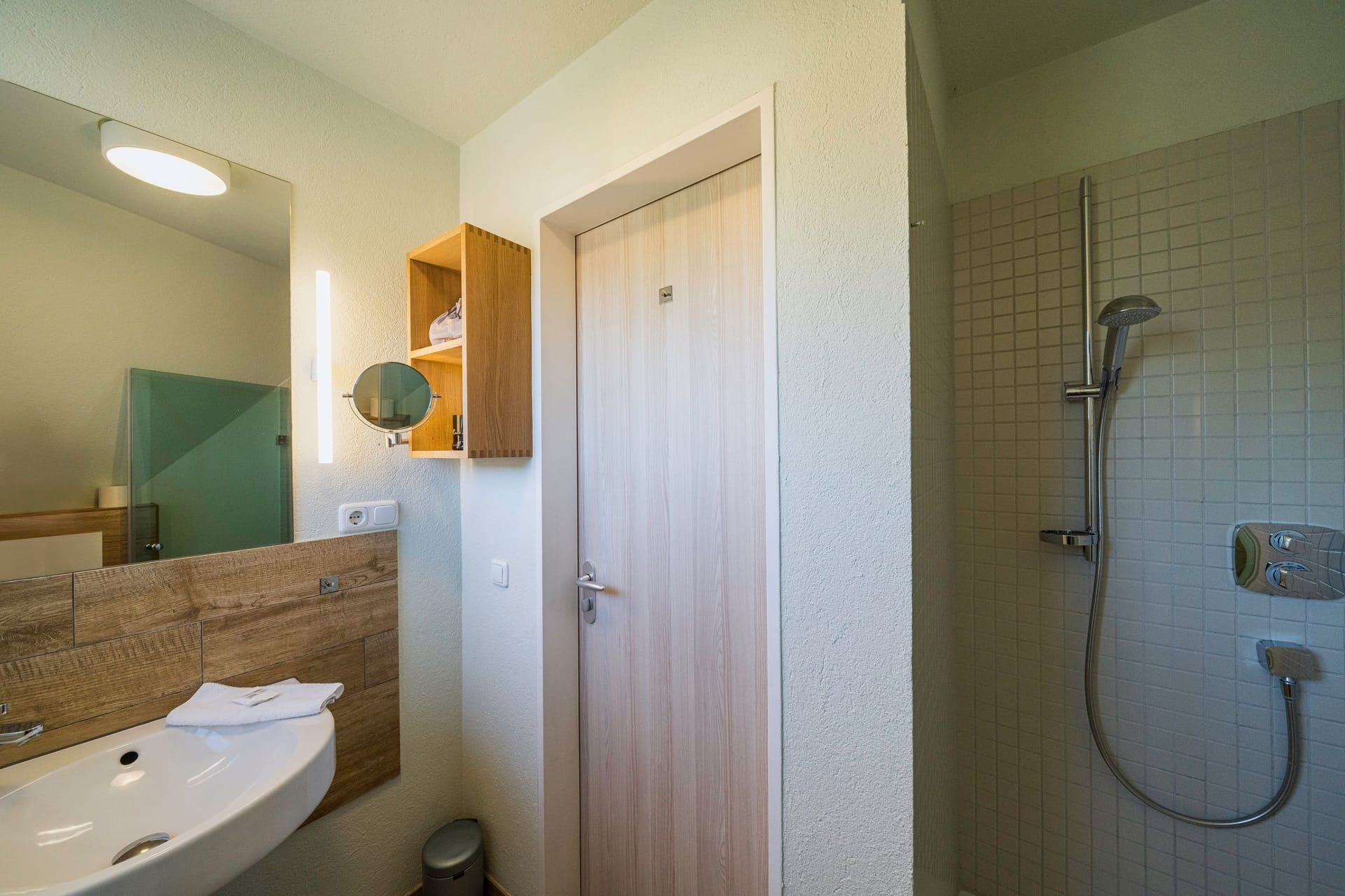 Modernes Badezimmer mit Dusche und Waschbecken