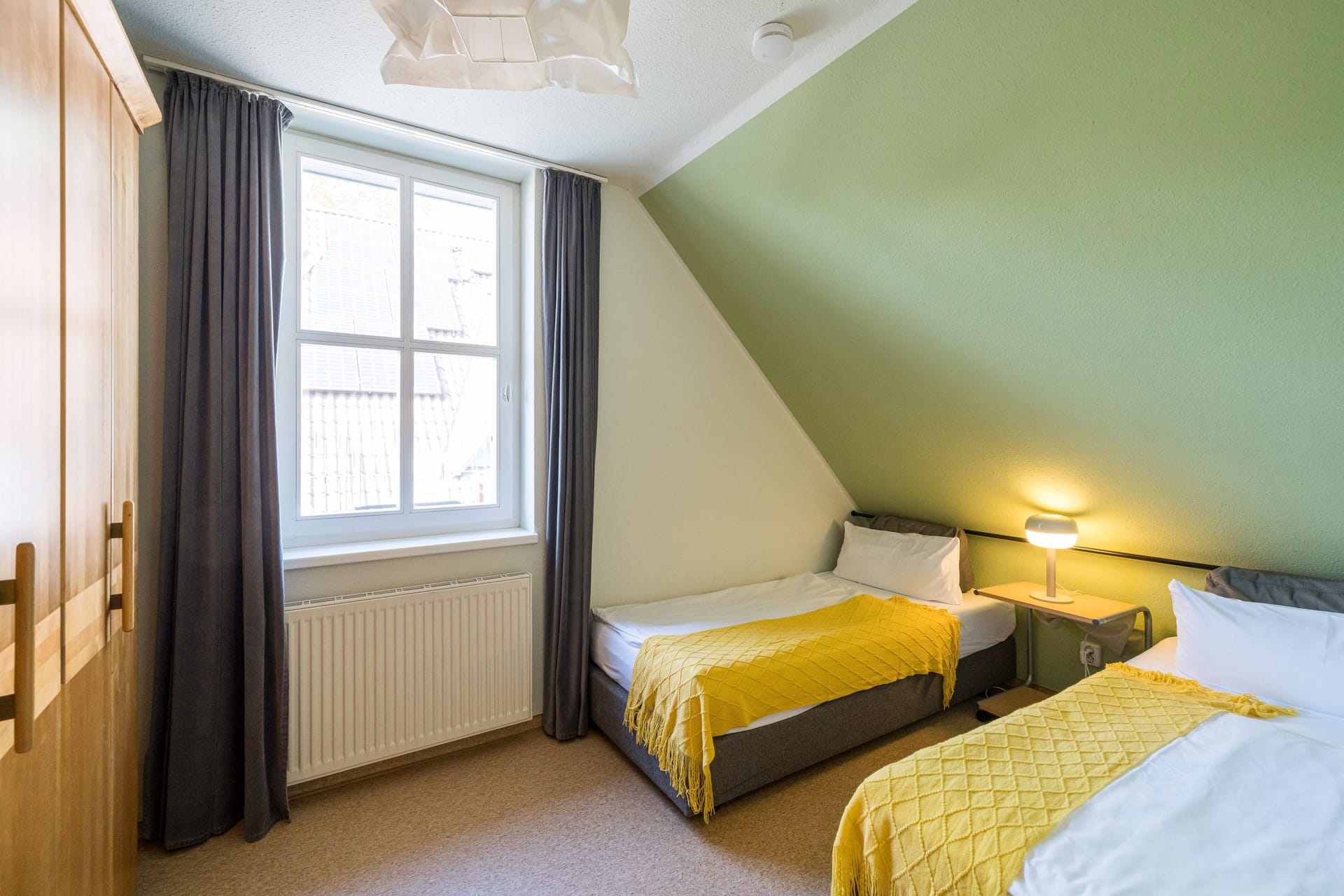 Schlafzimmer mit zwei Einzelbetten