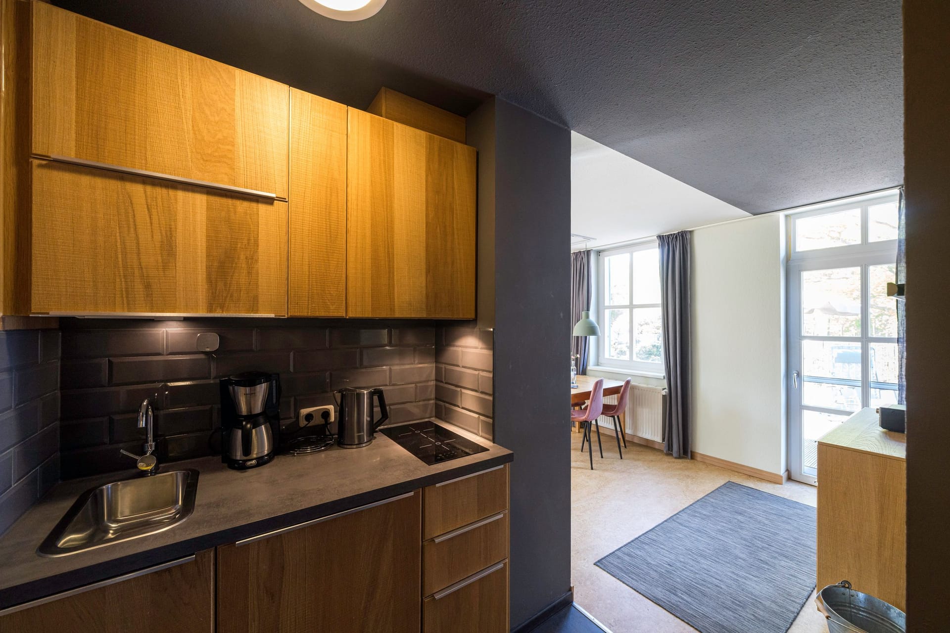 Moderne Küche mit Holzschränken