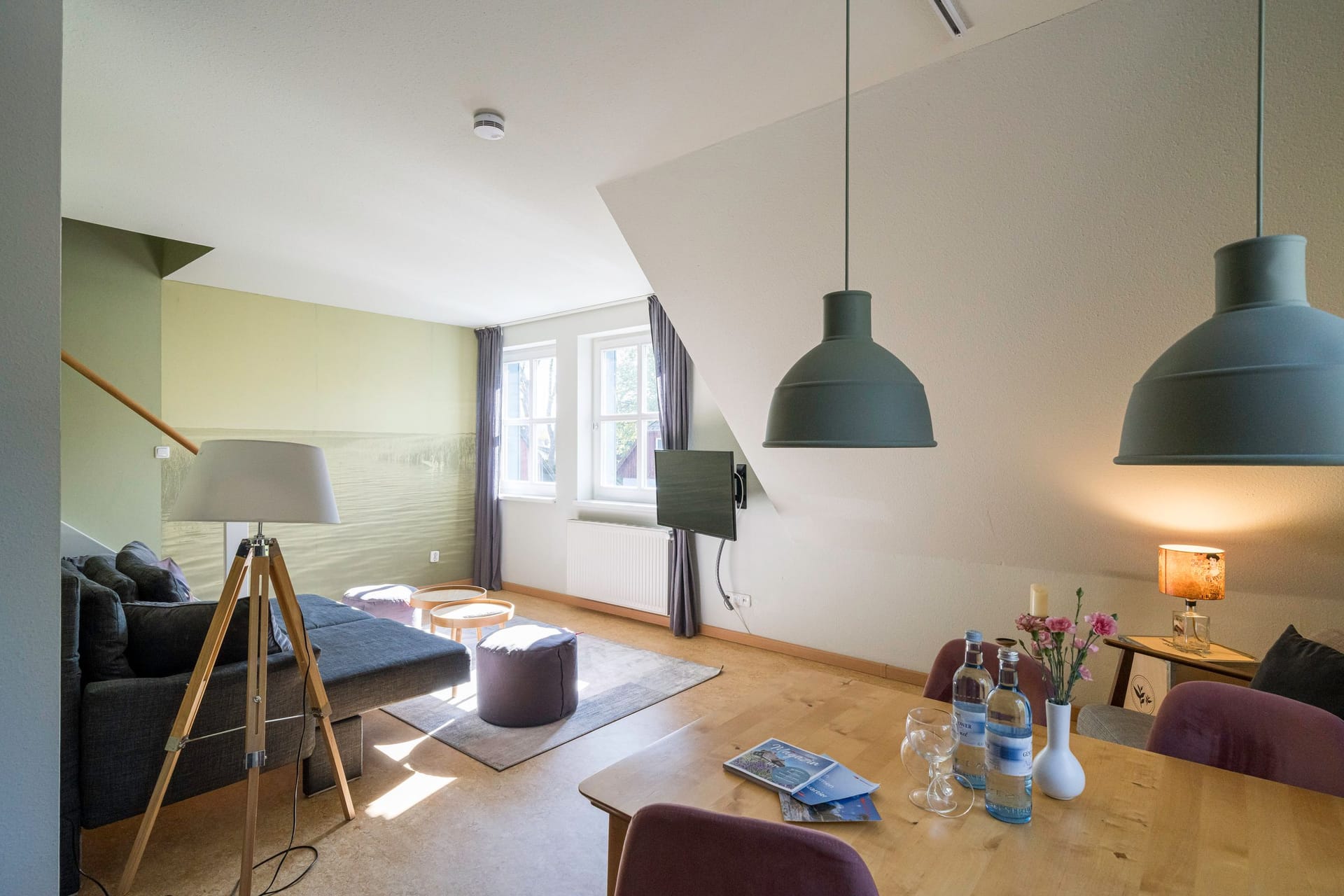 Heller Wohnbereich mit Sofa und Esstisch