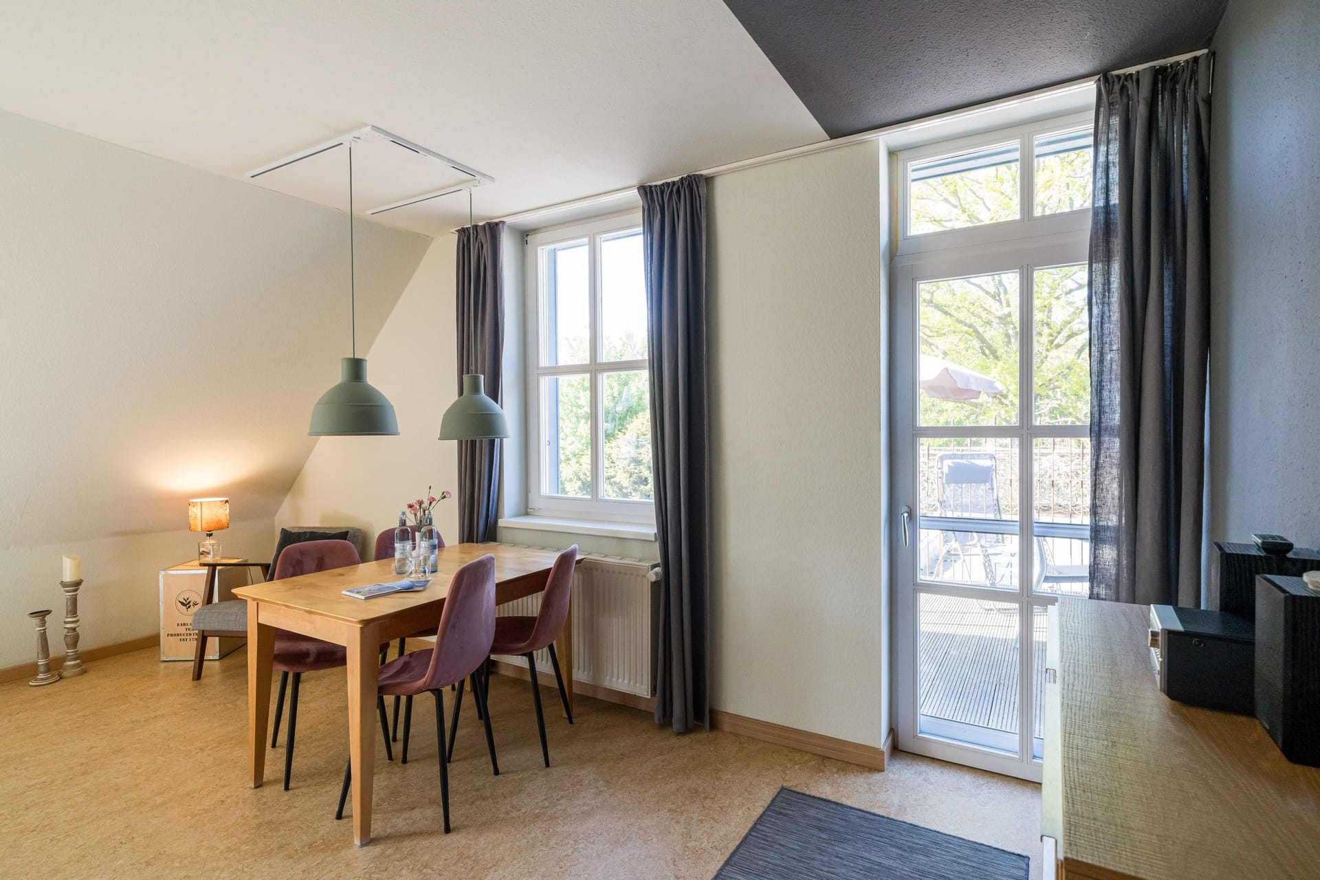 Helles Wohnzimmer mit Esstisch und Fenster
