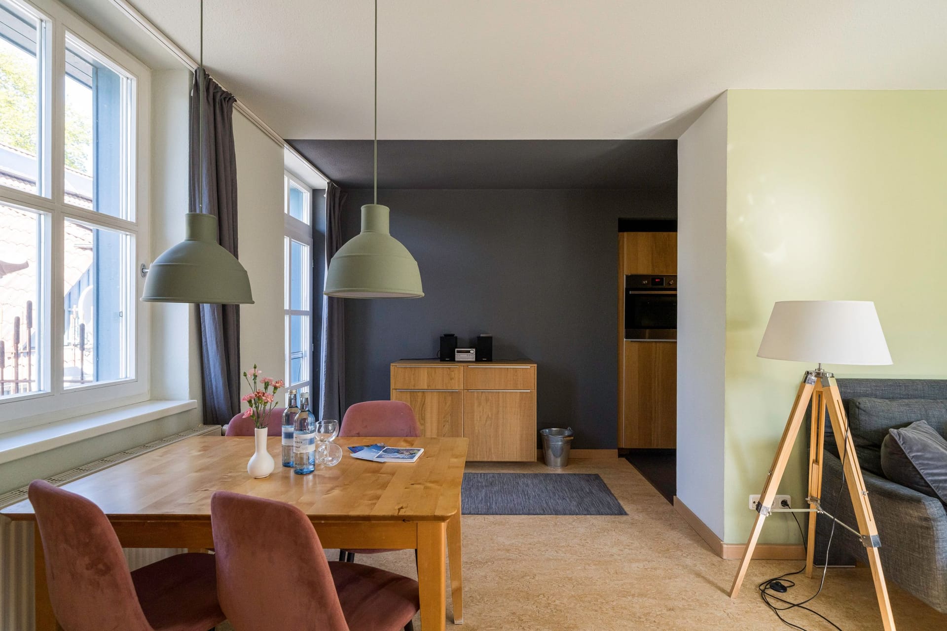 Moderne Küche mit Essbereich