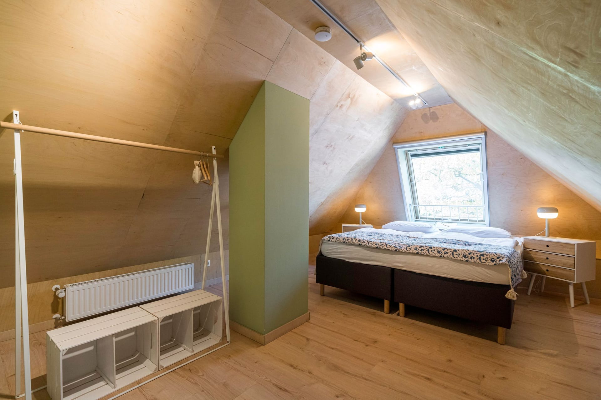 Gemütliches Schlafzimmer mit Fenster und Doppelbett.