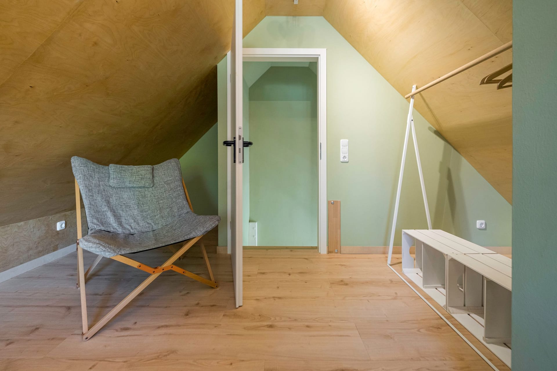 Schlafzimmer mit Stuhl und offenem Raum
