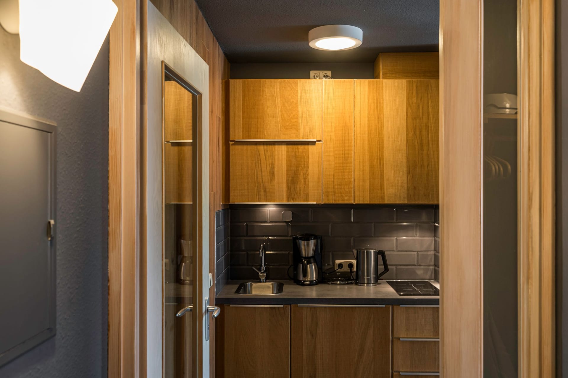 Küche mit Holzschränken und modernen Geräten