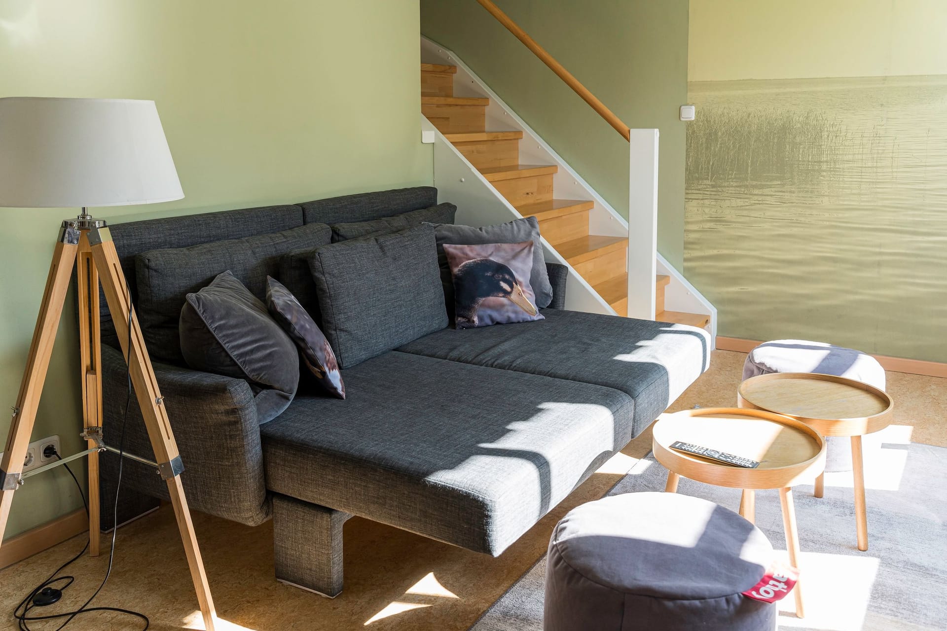 Modernes Wohnzimmer mit Sofa und Tisch