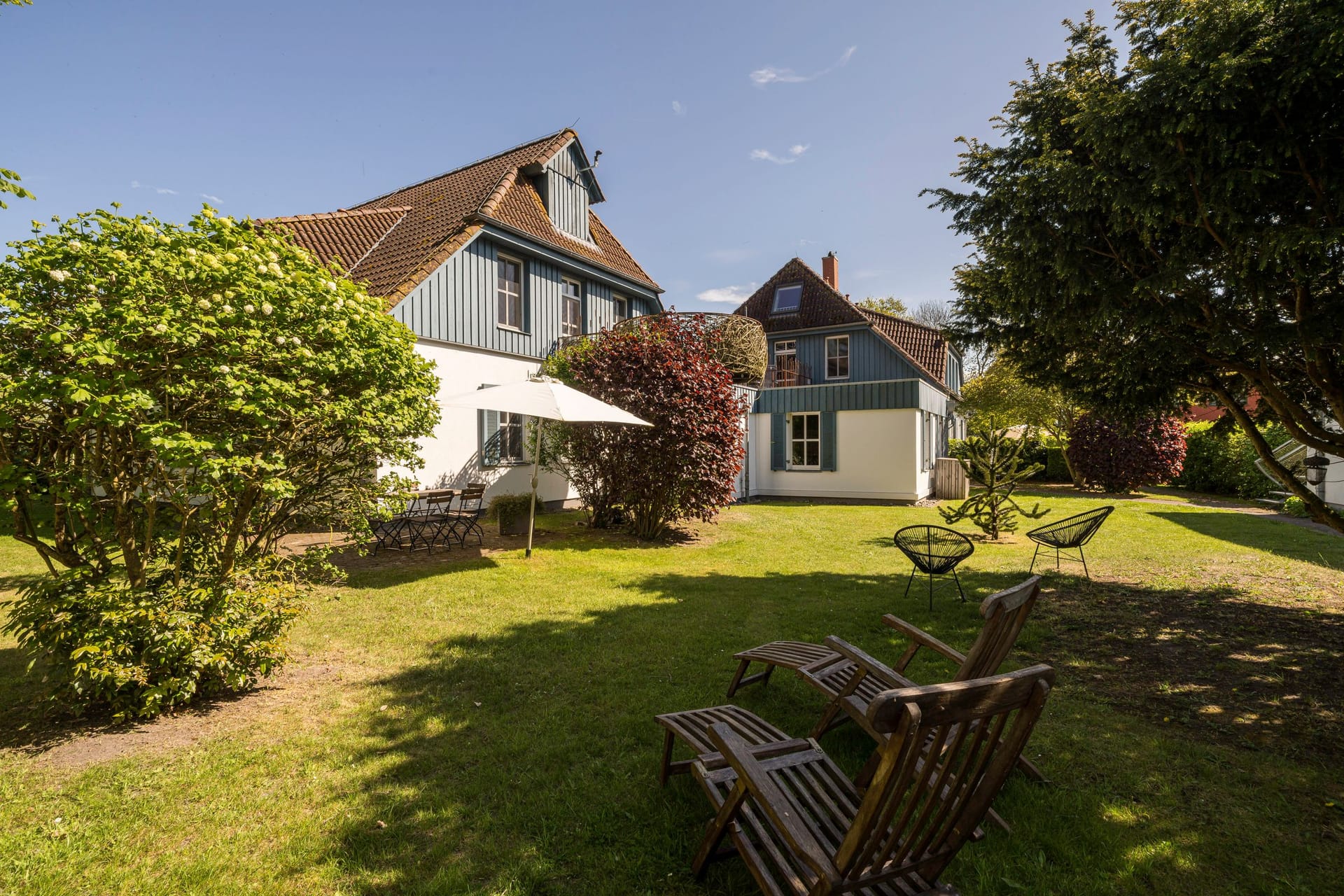 Außenansicht eines Hauses im Garten