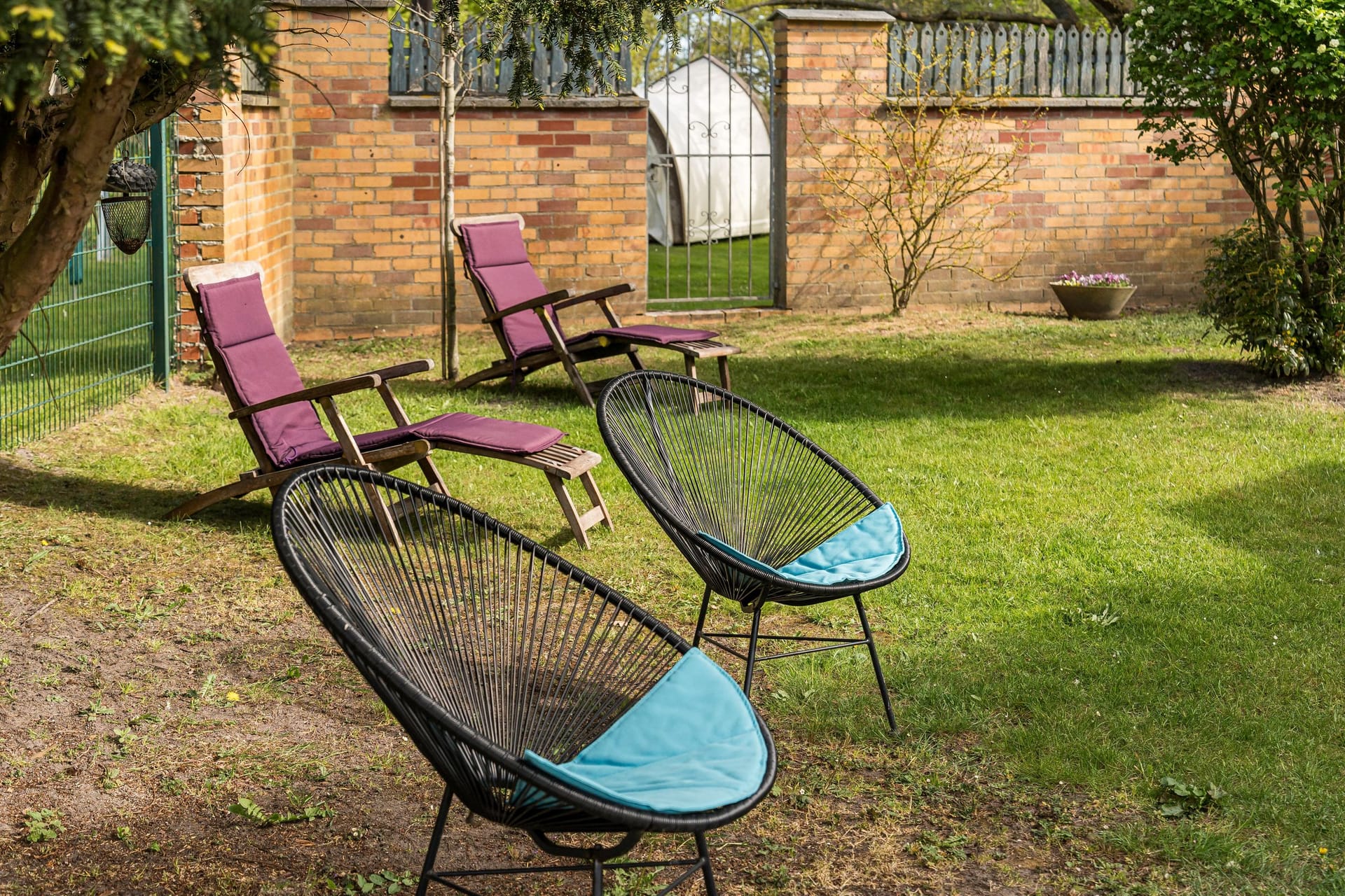 Terrasse mit Liegestühlen im Grünen