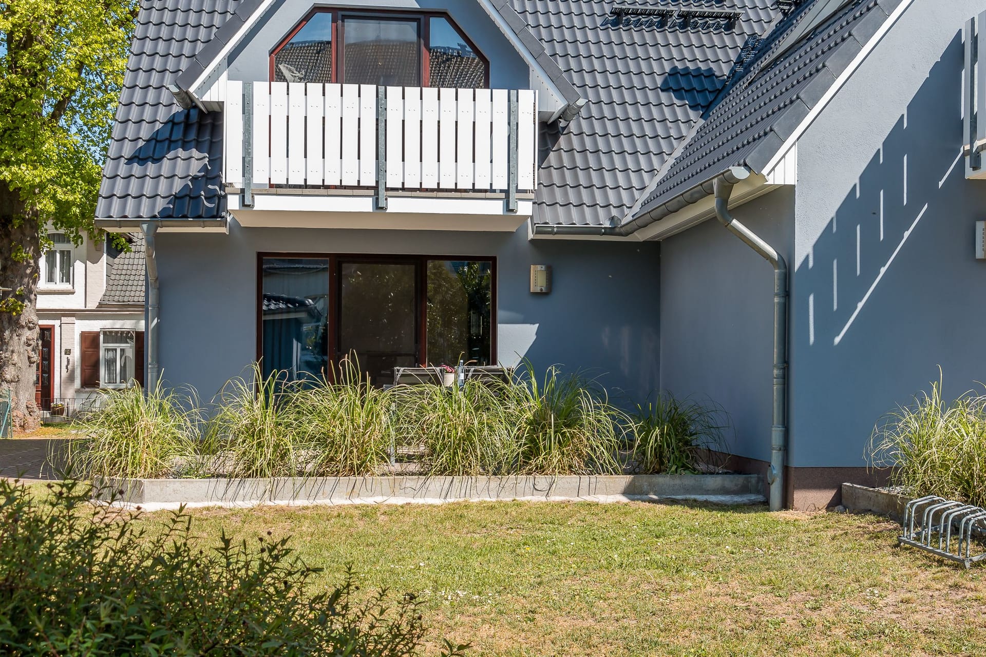 Balkon mit Holzgeländer und Blick auf den Garten