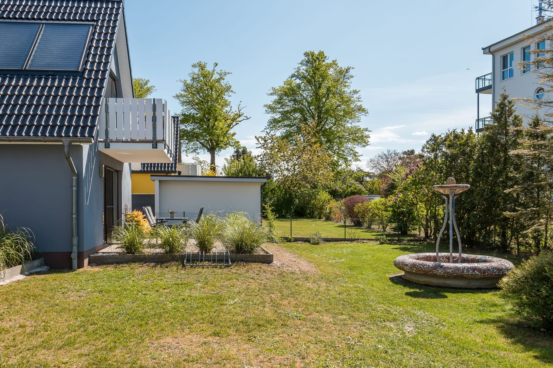Außenansicht eines Wohnhauses mit Balkon