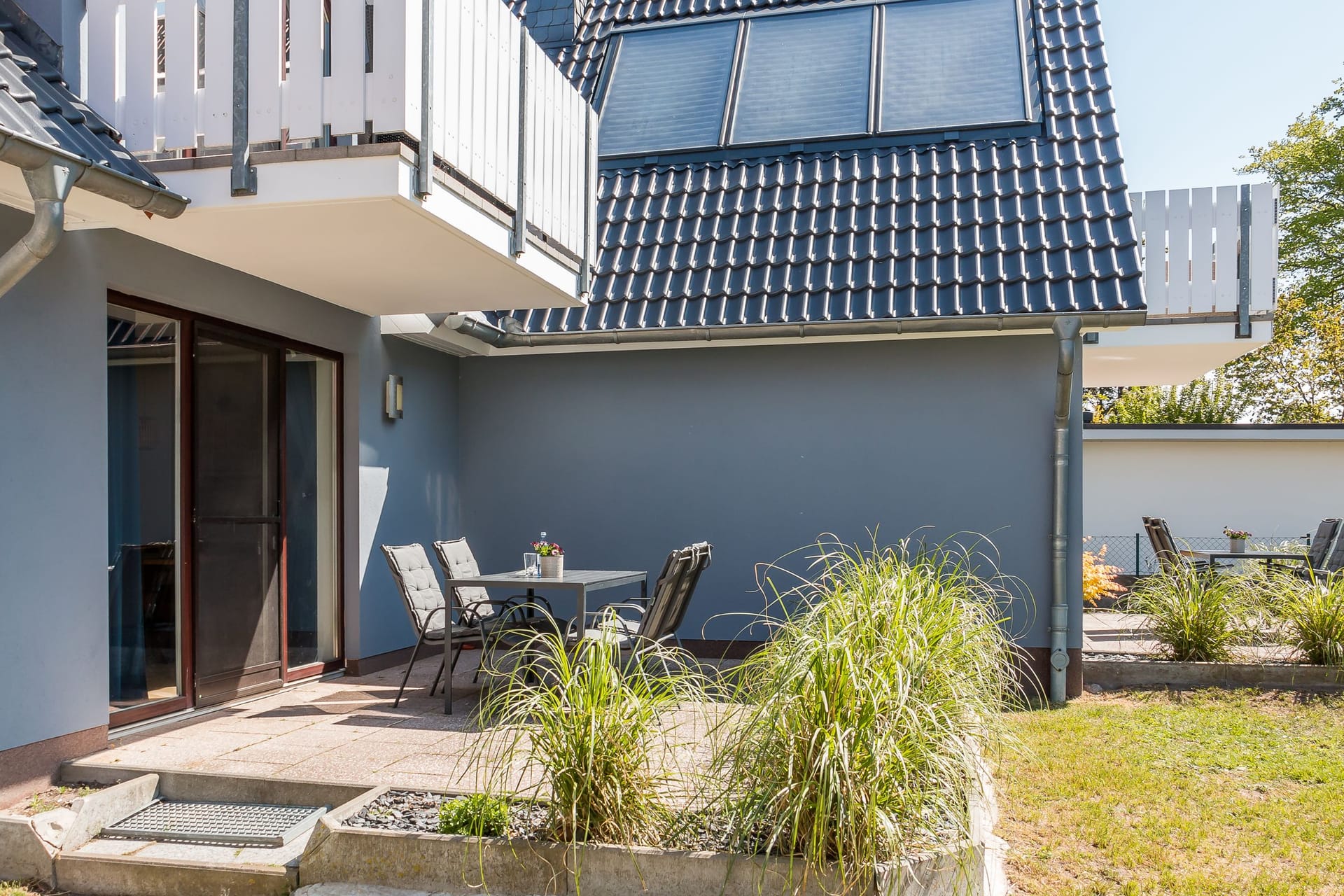 Terrasse mit Tisch und Stühlen