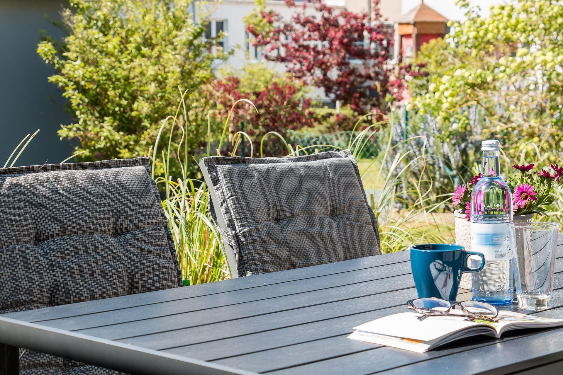 Terrasse mit Tisch und Pflanzen
