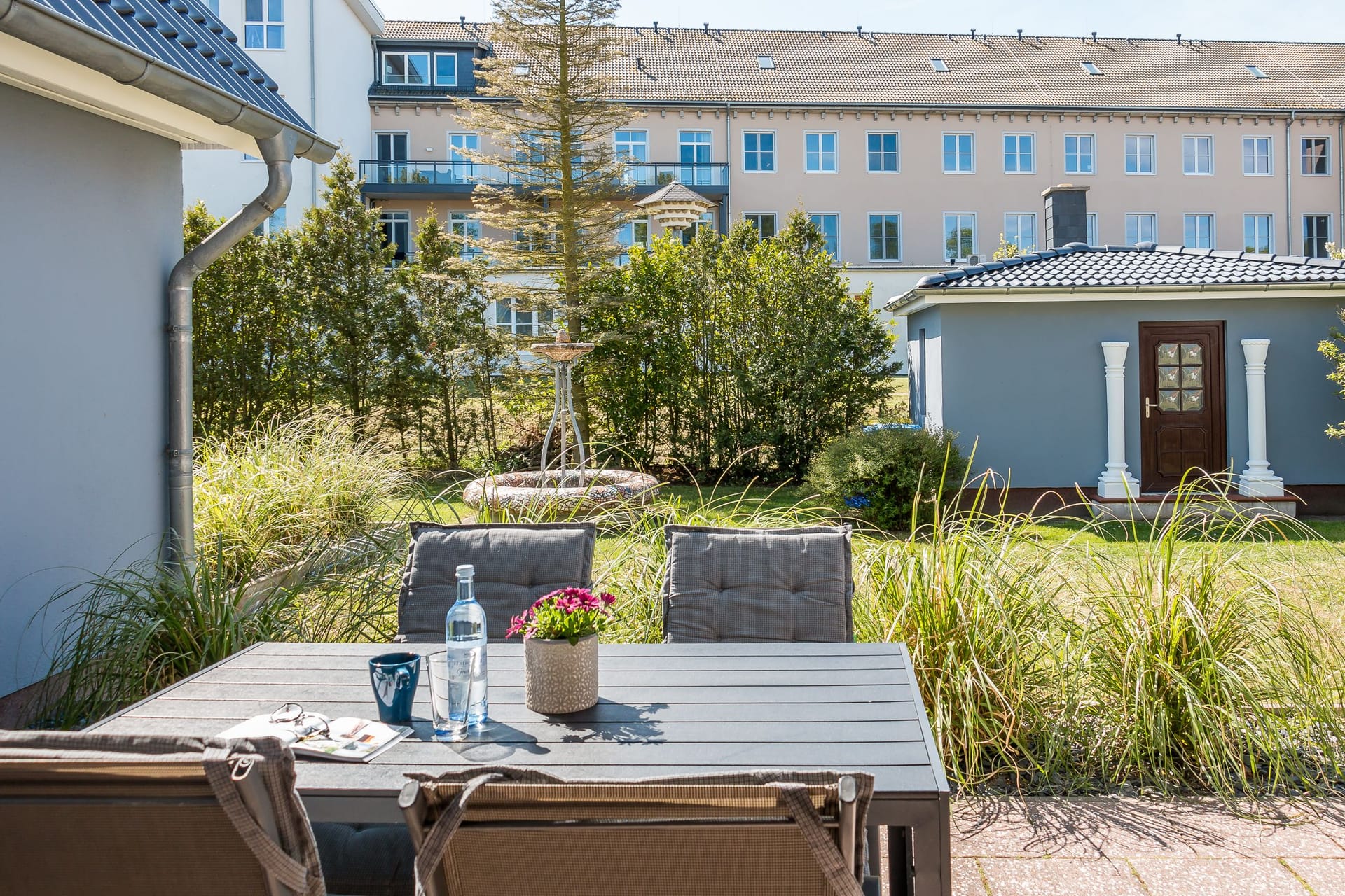 Terrasse mit Tisch und Stühlen