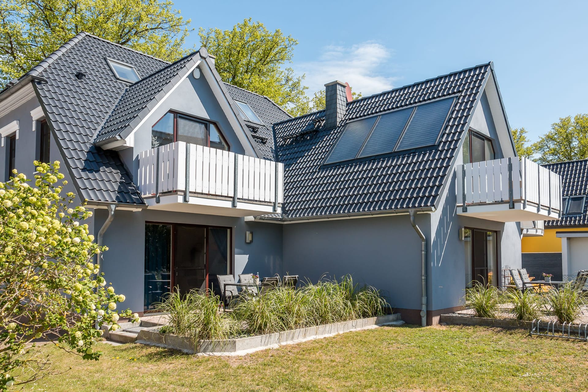 Außenansicht eines modernen Ferienhauses mit Balkonen