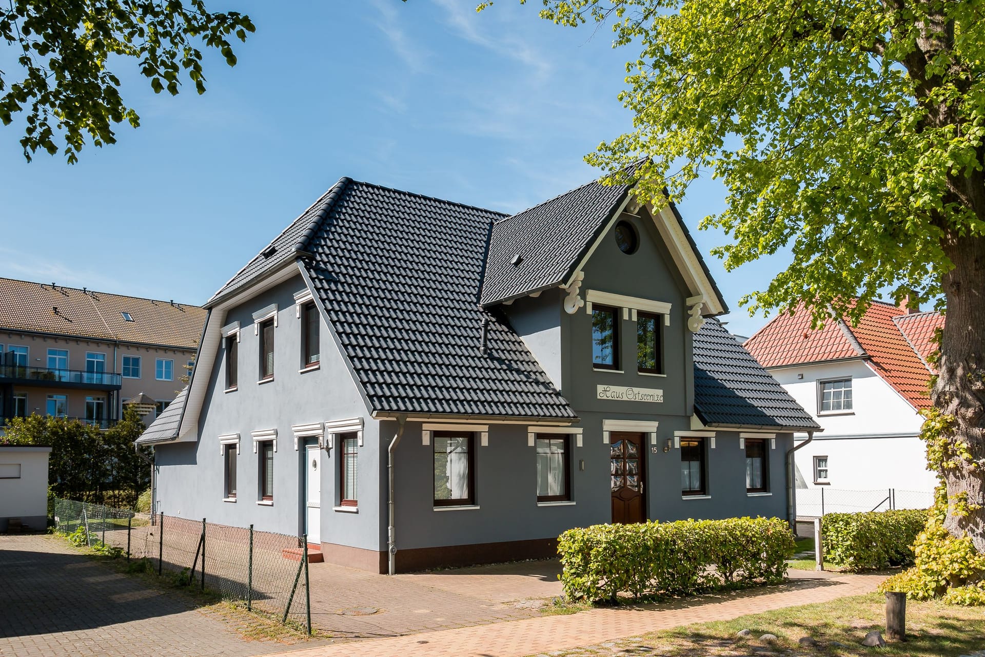 Außenansicht eines zweigeschossigen Wohnhauses