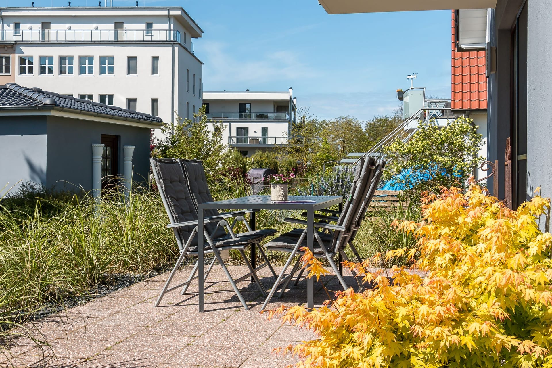 Terrasse mit Tisch und Stühlen