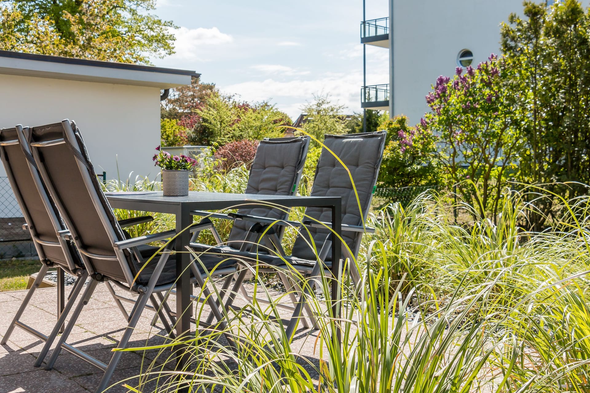 Terrasse mit Tisch und Stühlen