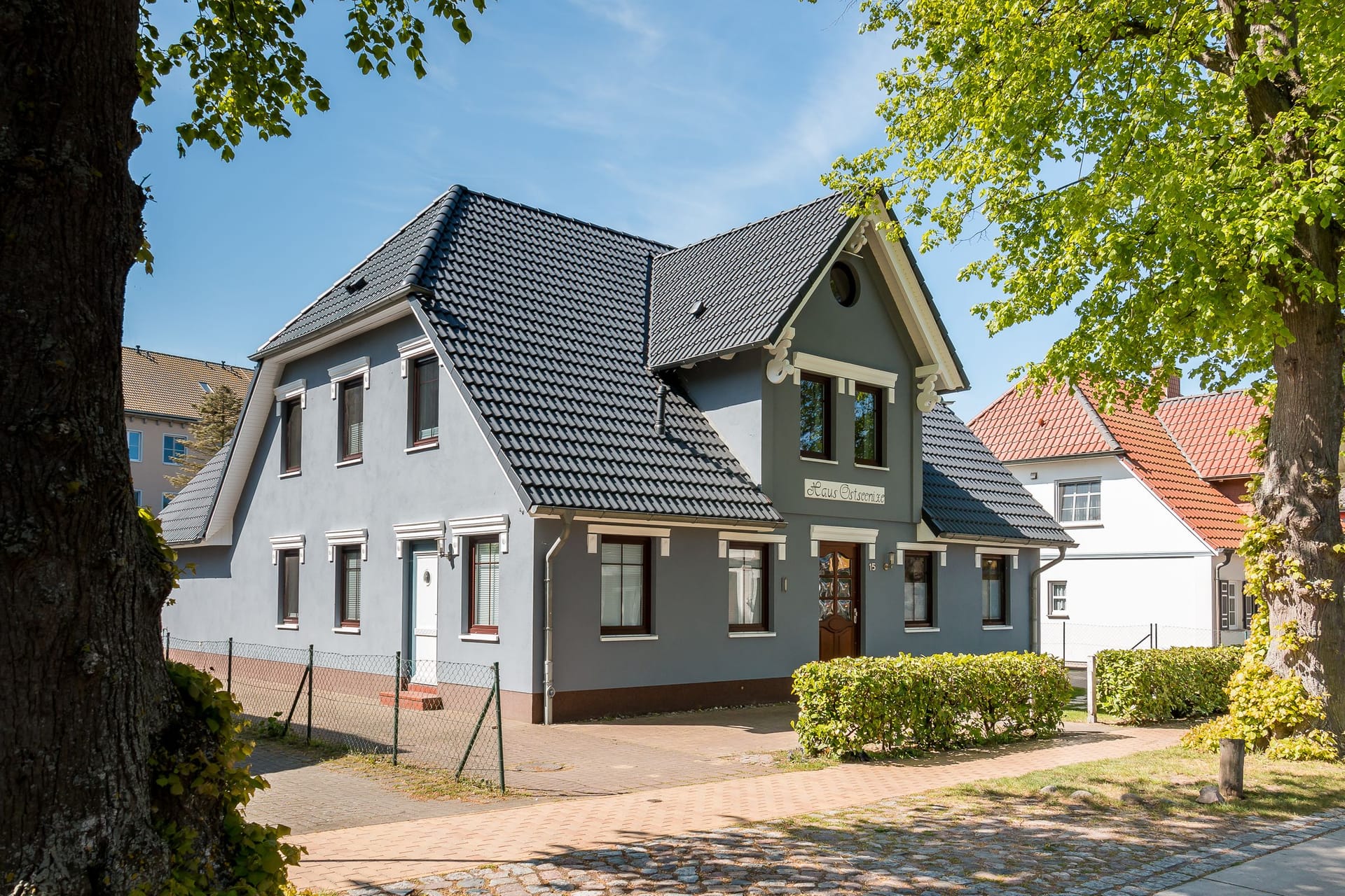 Moderne Außenansicht eines Hauses mit Garten