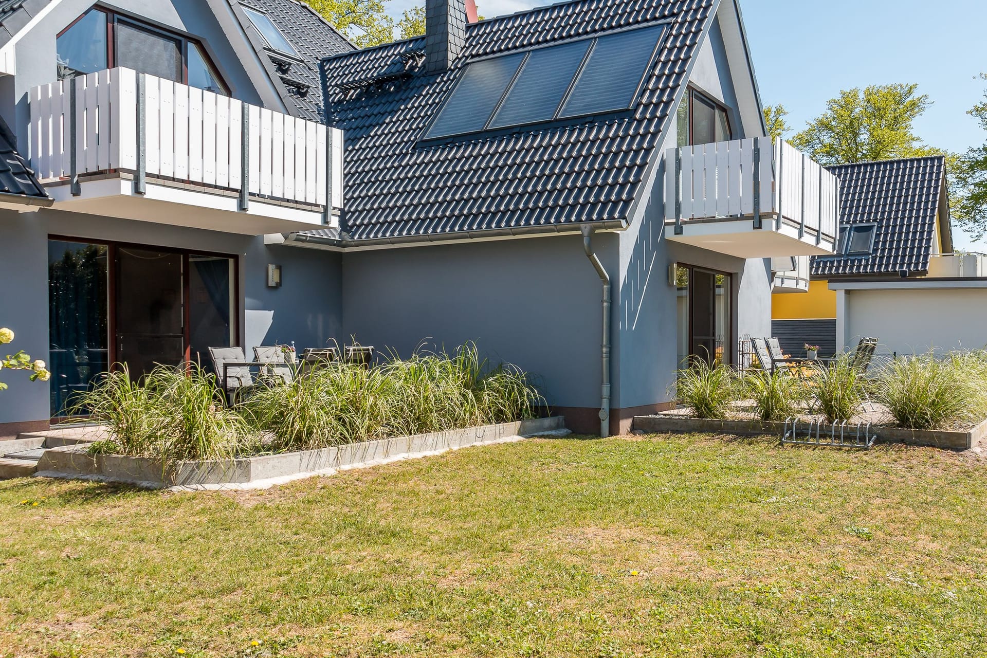 Außenansicht eines Ferienhauses mit Balkon