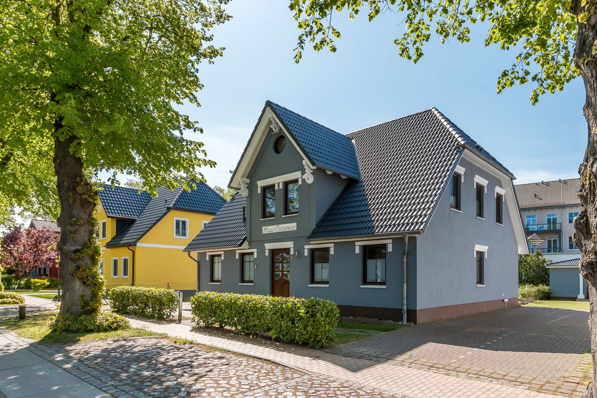 Außenansicht eines modernen Hauses mit Garten