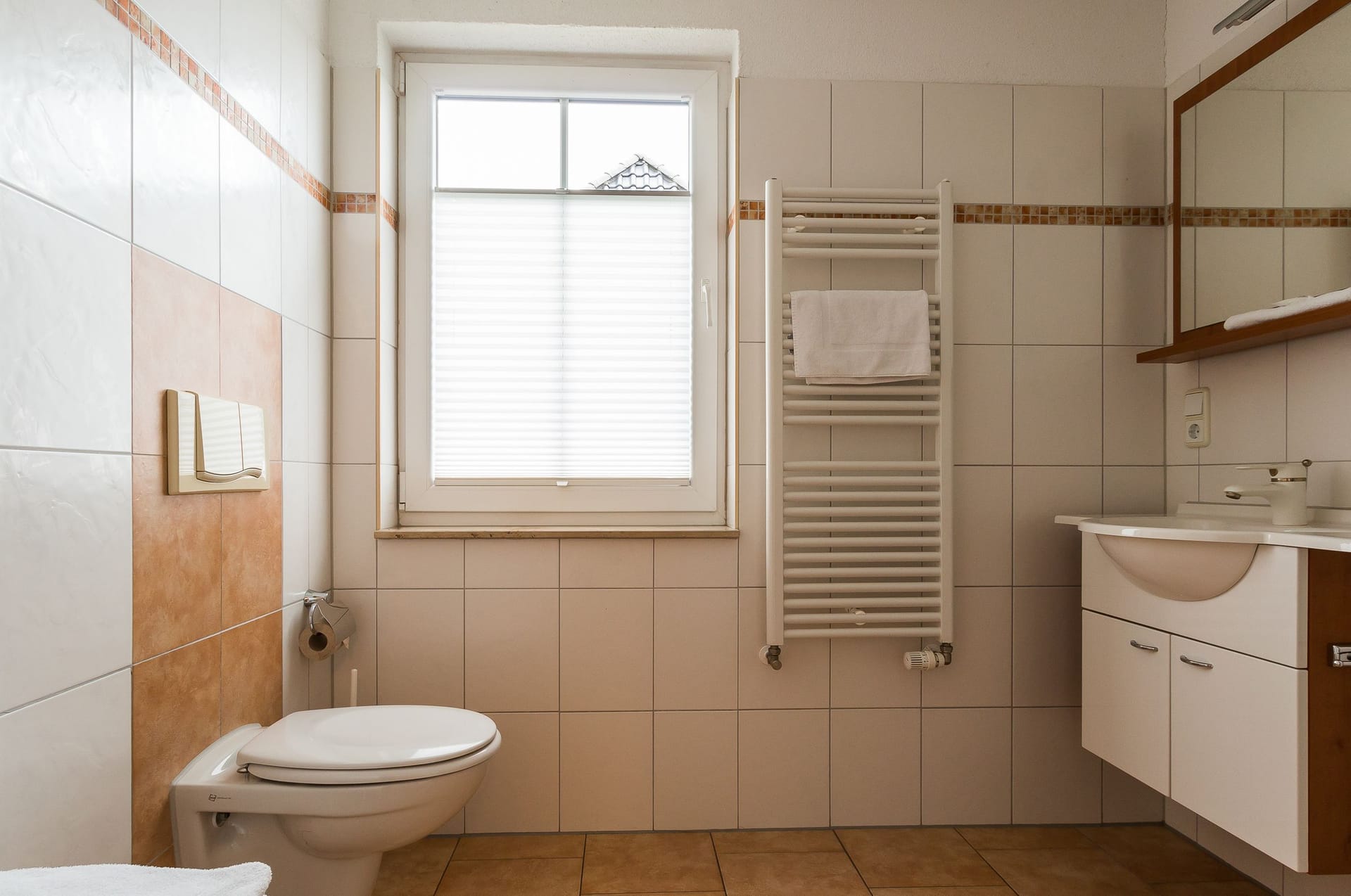 Modernes Badezimmer mit Fenster und hellem Fliesendesign