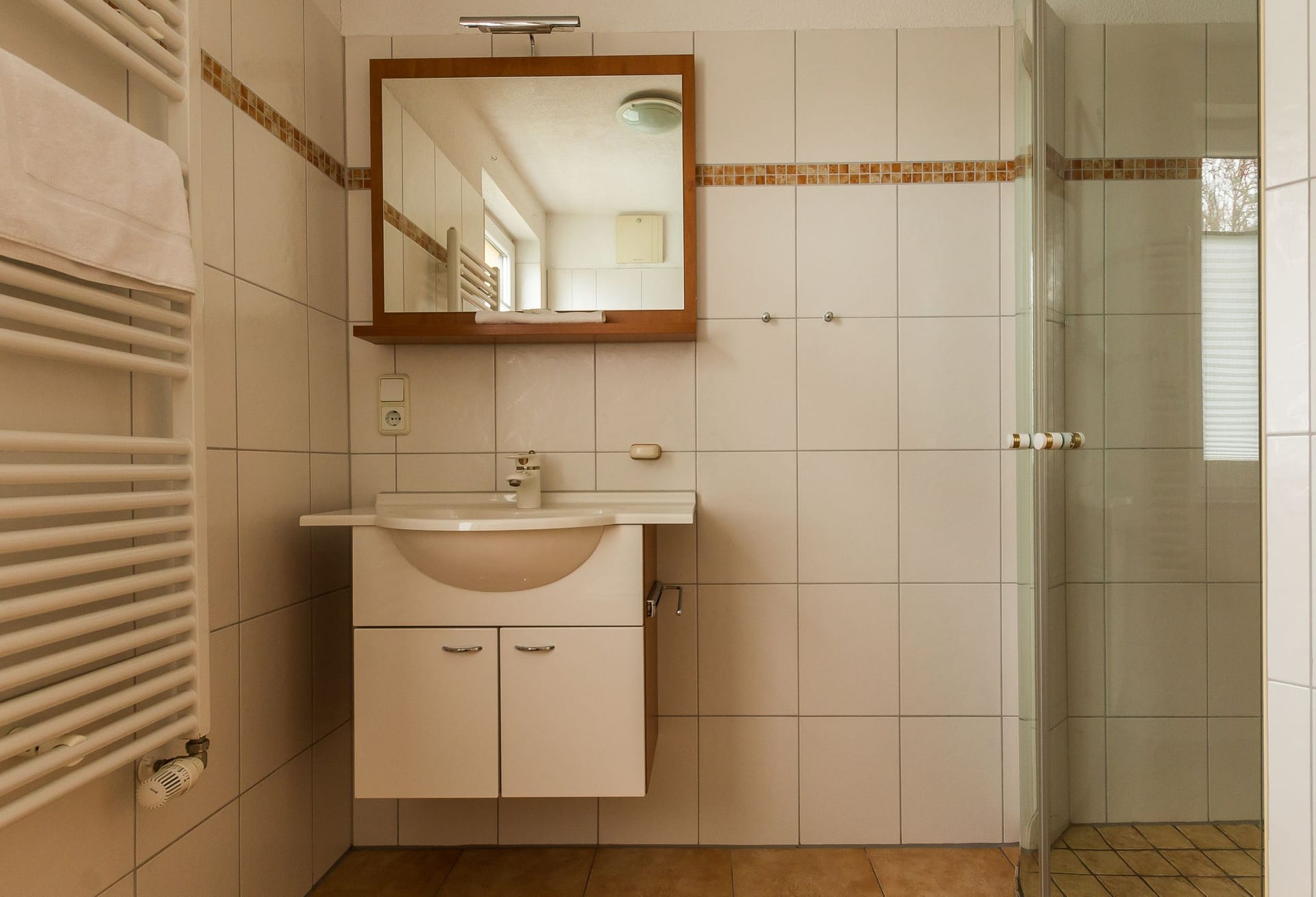 Modernes Badezimmer mit Waschtisch und Dusche