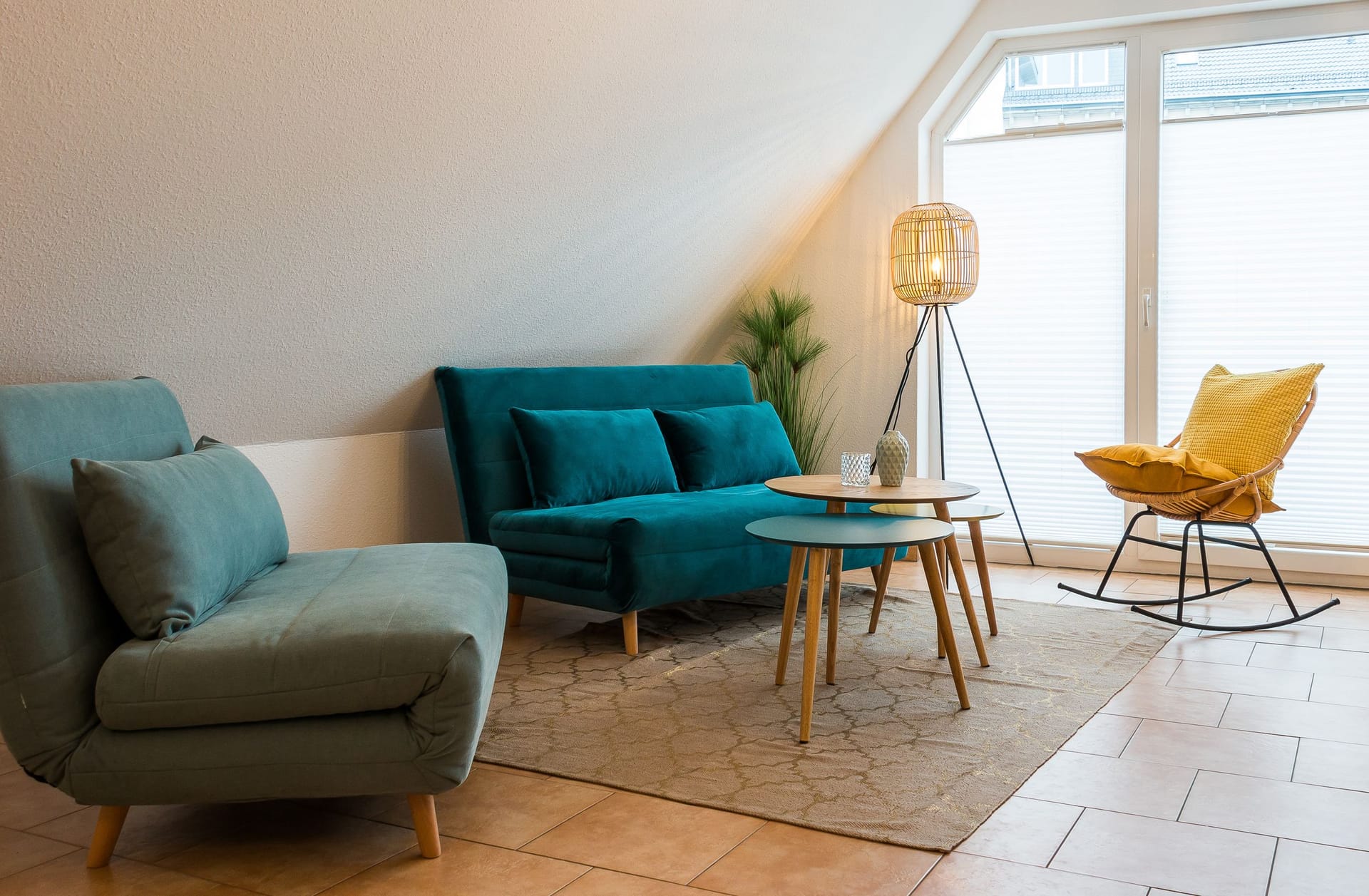 Wohnzimmer mit blauen Sofas und Tisch