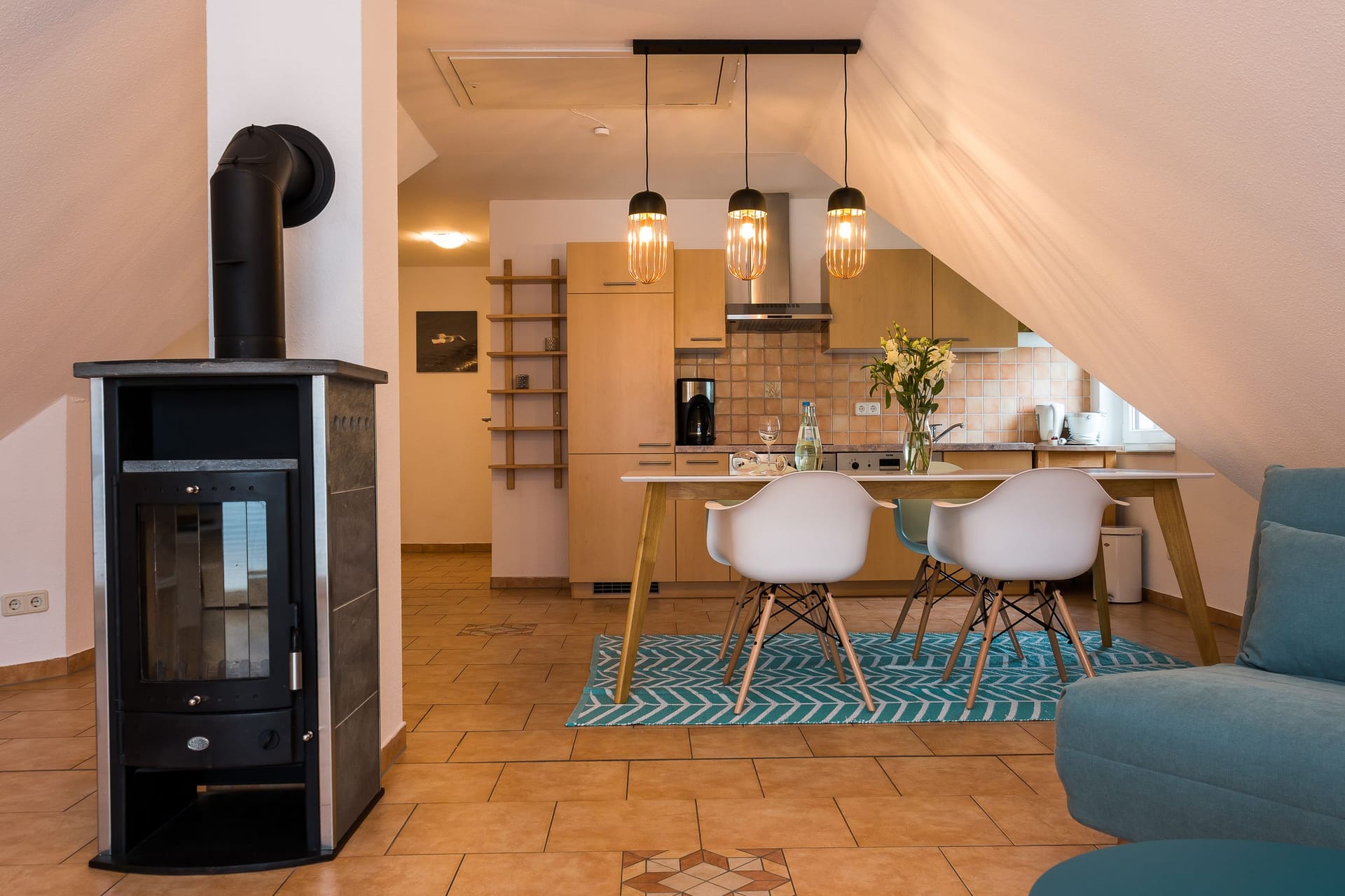 Moderne Küche mit Esstisch und gemütlichem Sessel