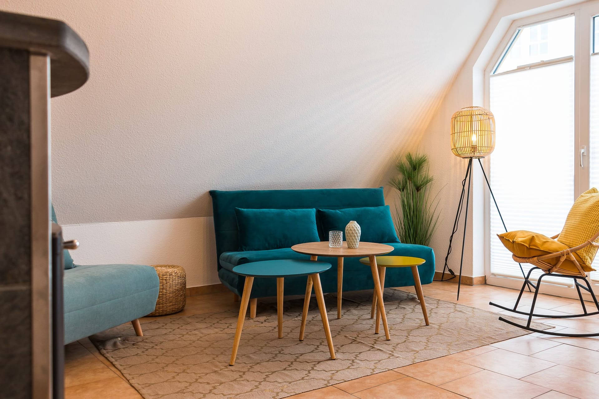 Gemütlicher Wohnbereich mit modernem Sofa