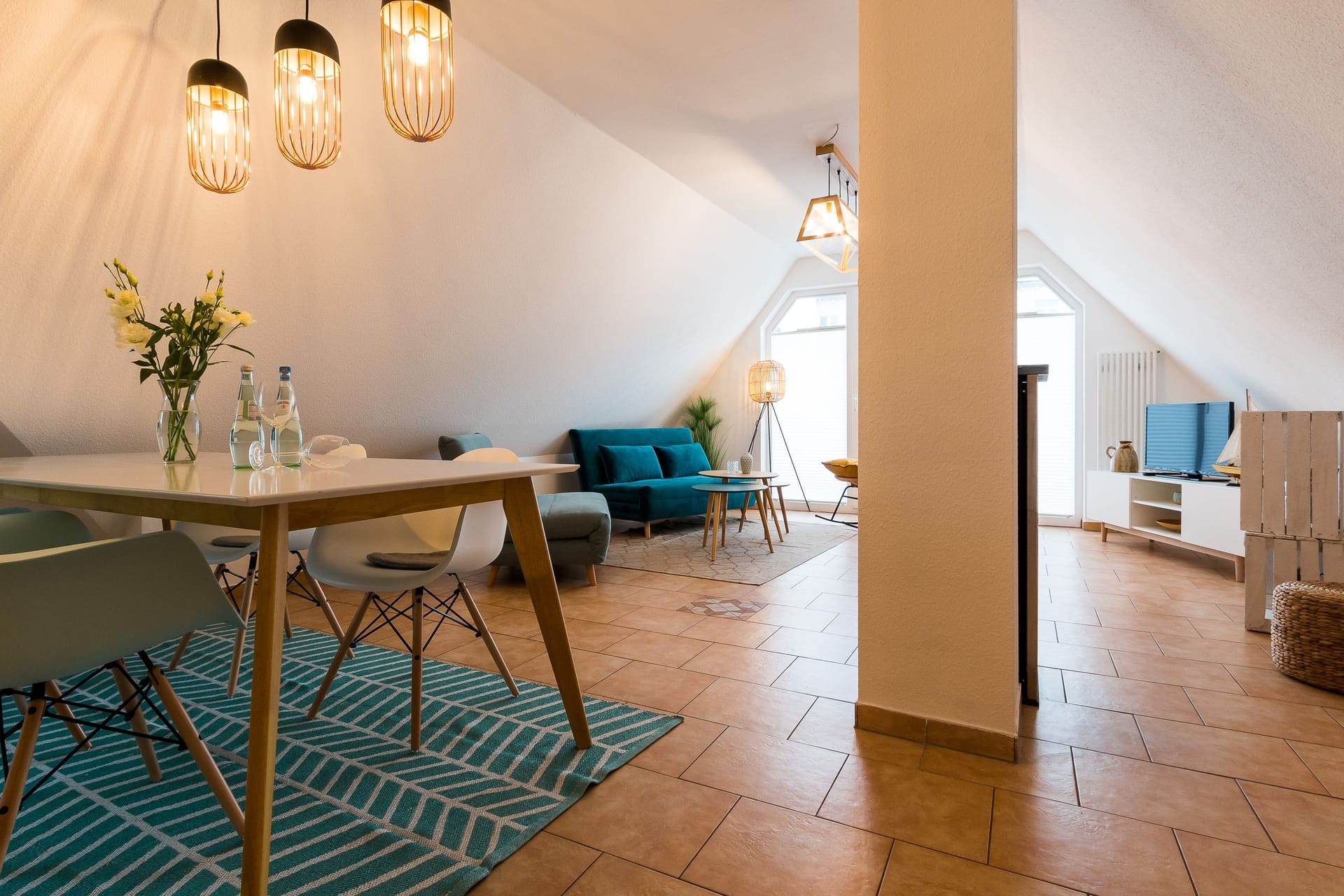 Stilvolles Wohnzimmer mit Esstisch und Sofas