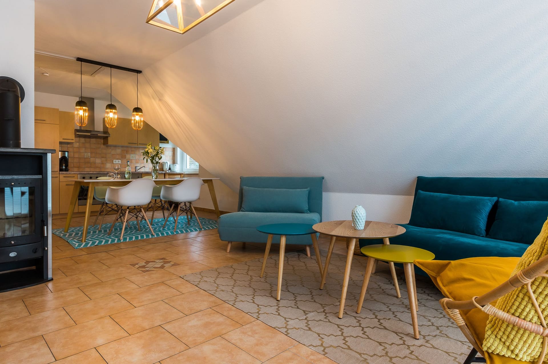 Helles Wohnzimmer mit Sofa und Esstisch