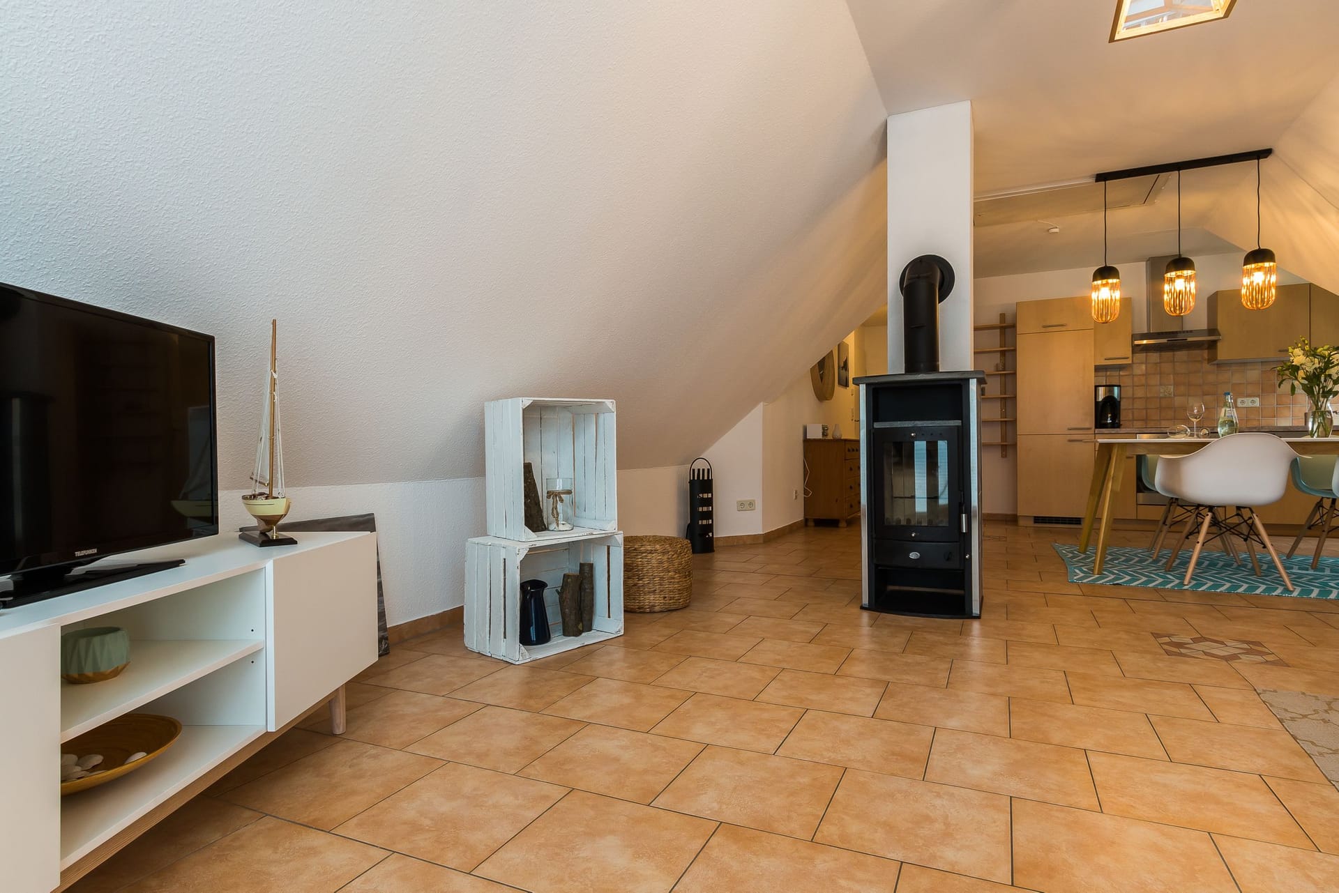 Helles Wohnzimmer mit moderner Einrichtung
