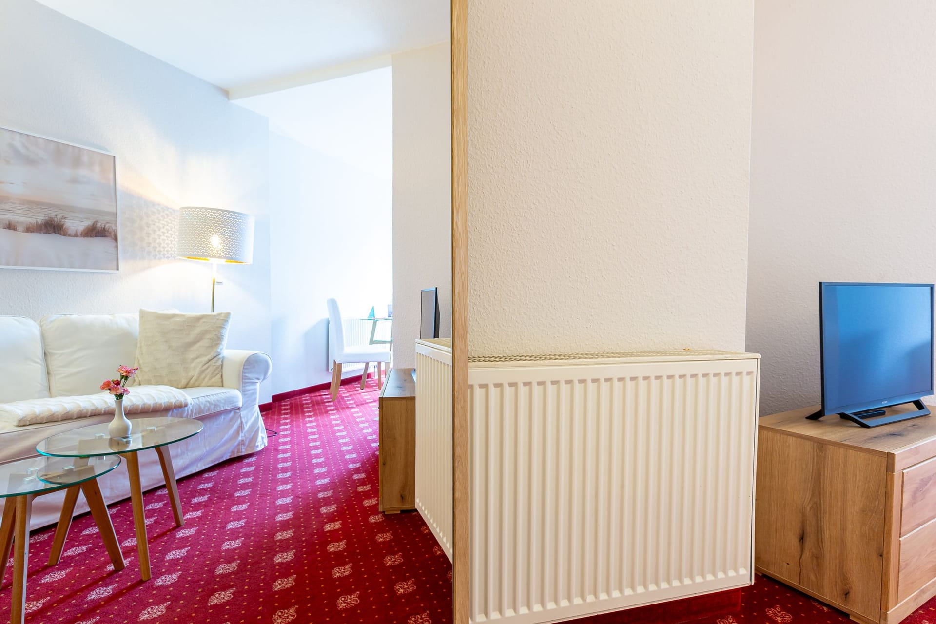Helles Wohnzimmer mit Sofa und Fernseher