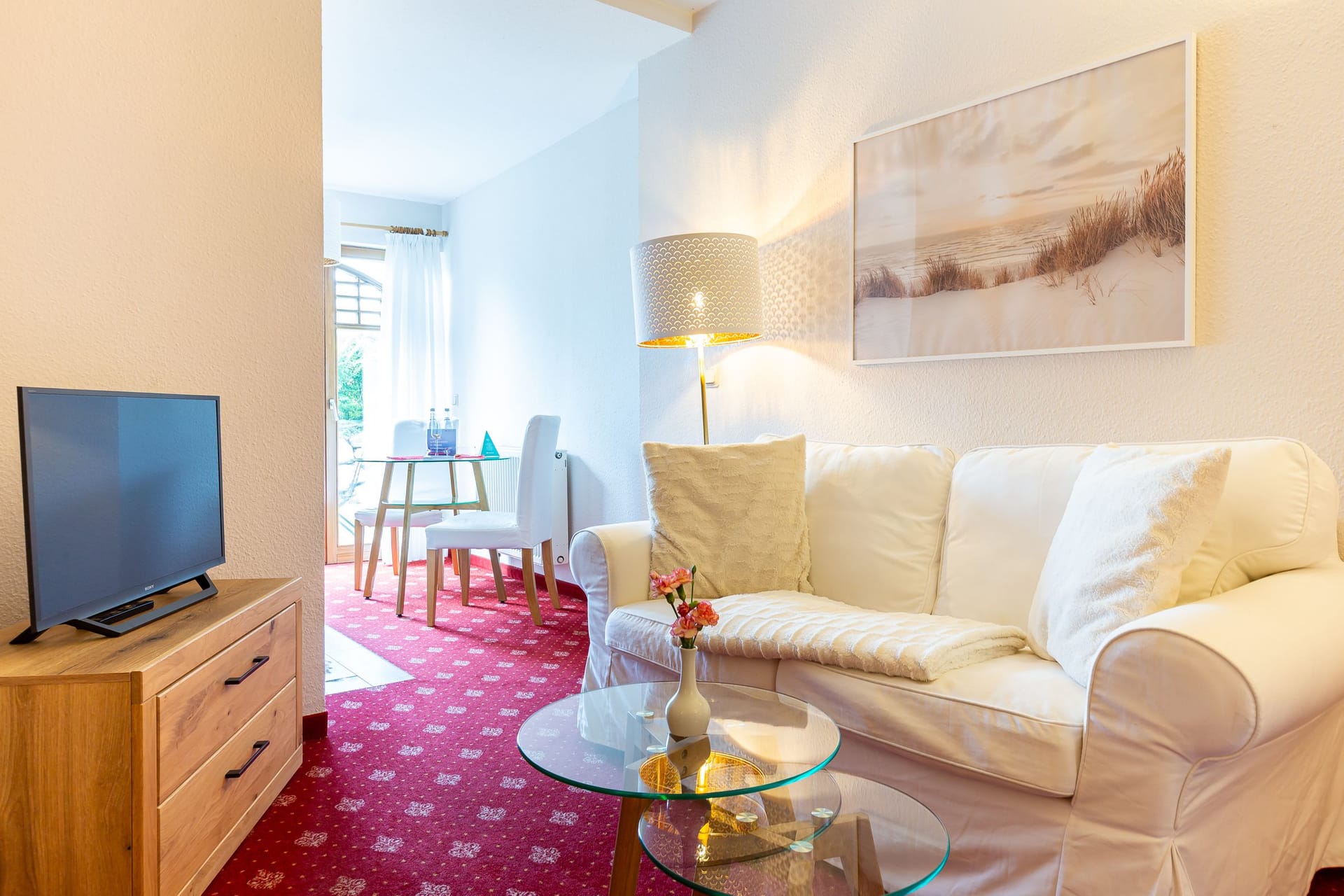 Helles Wohnzimmer mit Sofa und Fernseher
