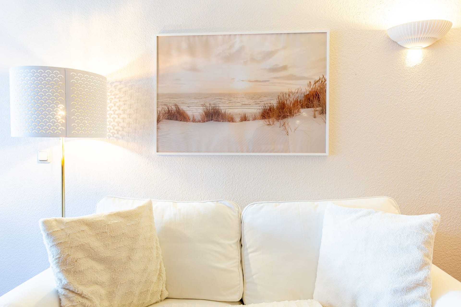 Gemütliche Wohnzimmer-Ecke mit weißem Sofa
