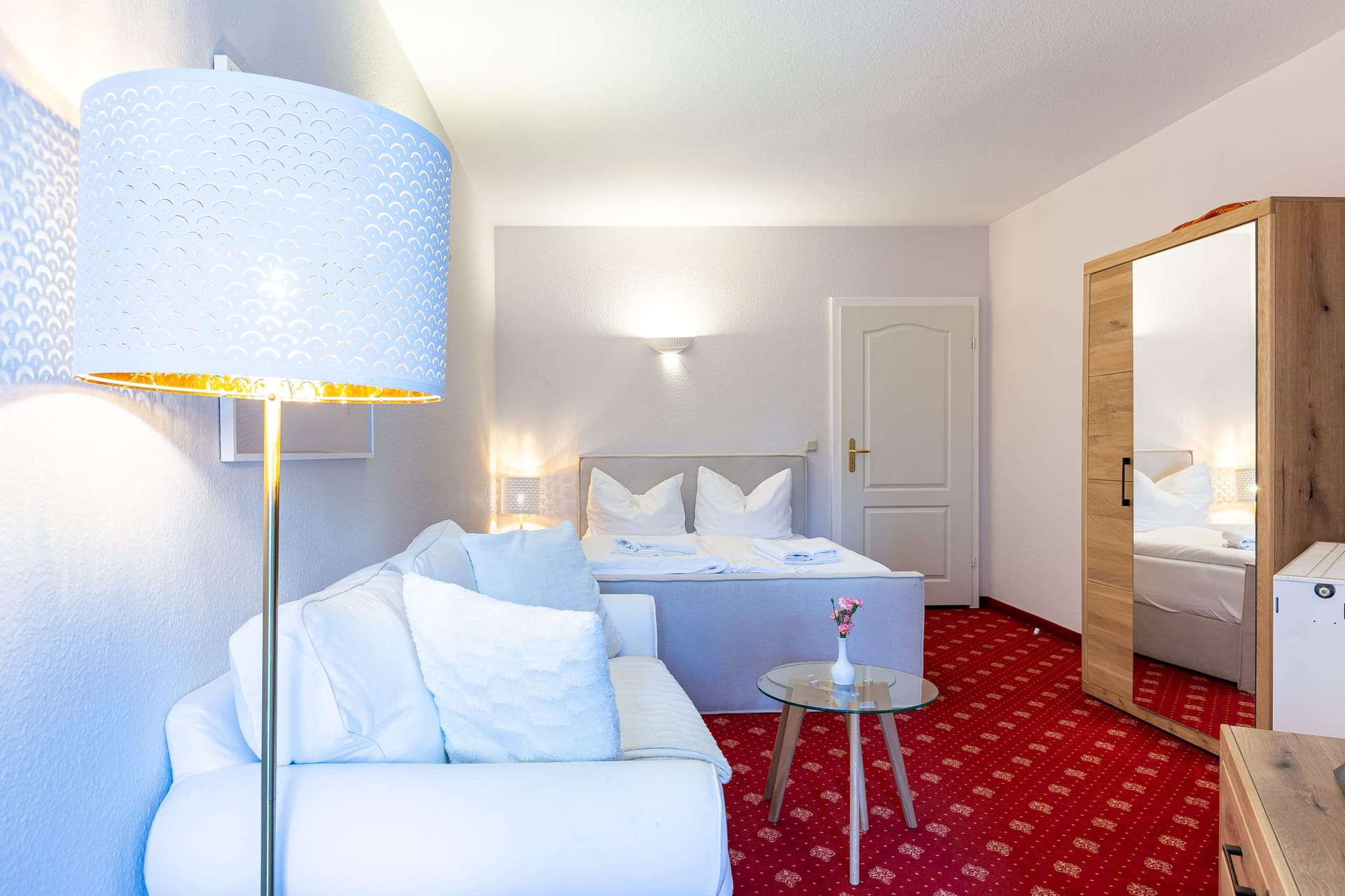 Helles Schlafzimmer mit Couch und Tisch