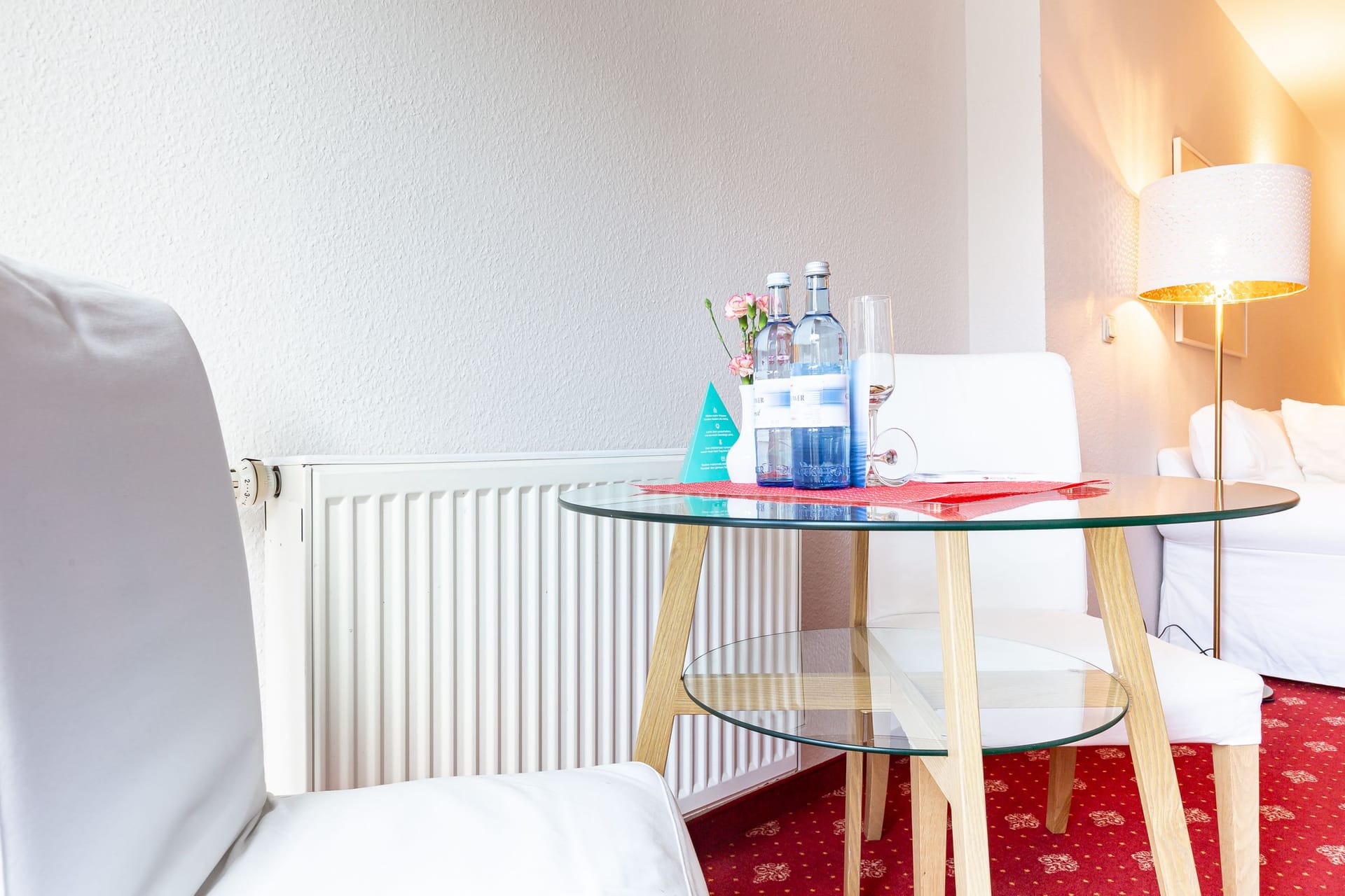 Wohnzimmer mit Glastisch und Erfrischungen