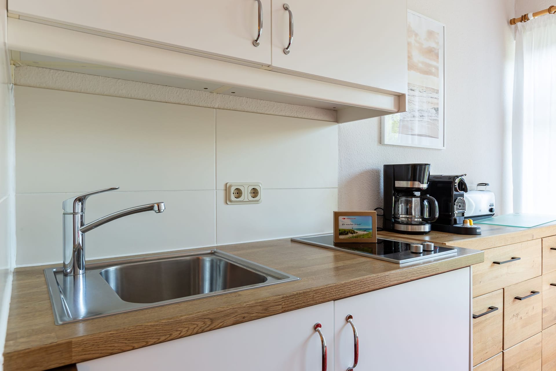 Moderne Küche mit Spüle und Kaffeemaschine