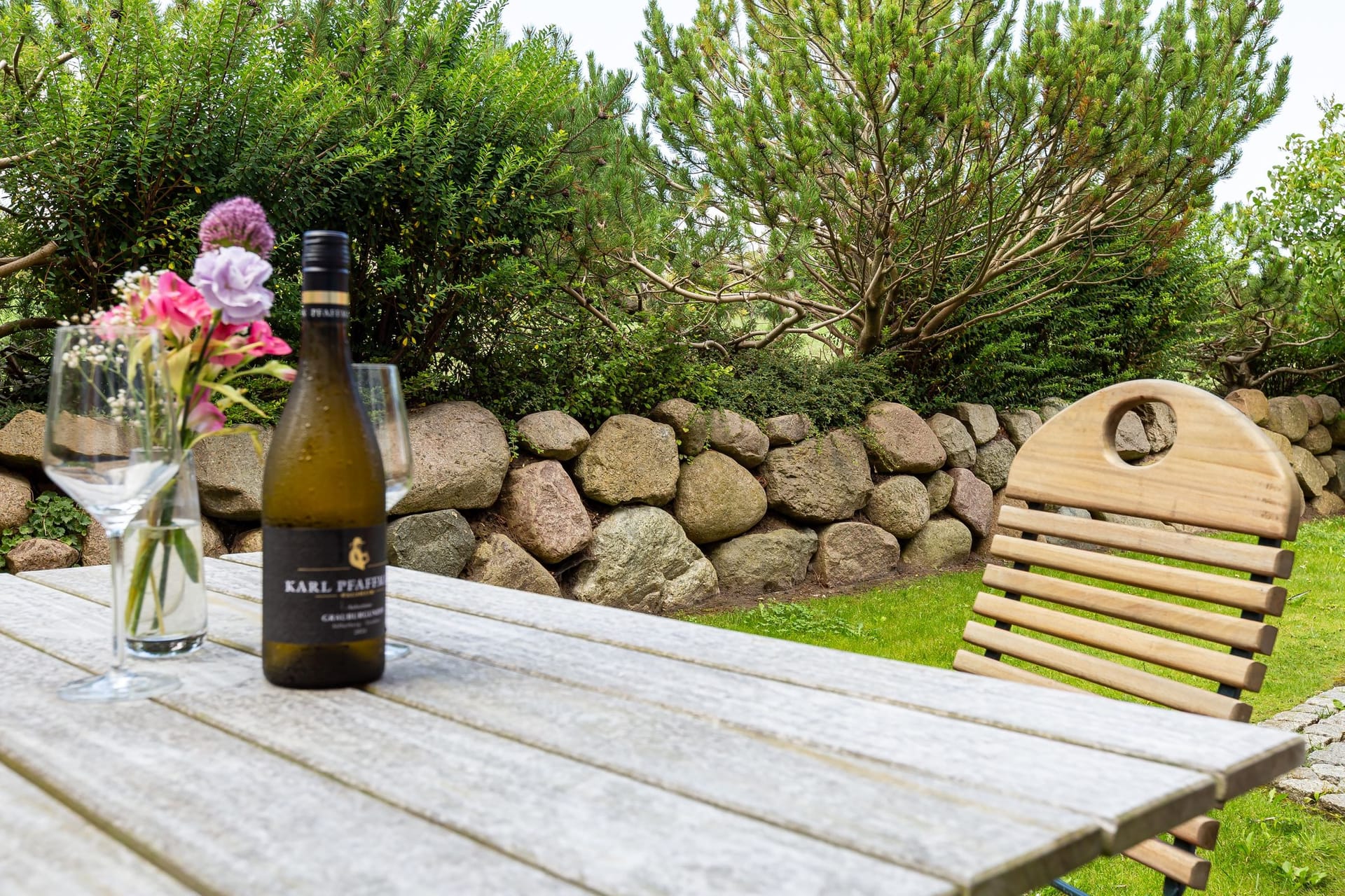 Terrasse mit Tisch und Stuhl im Garten