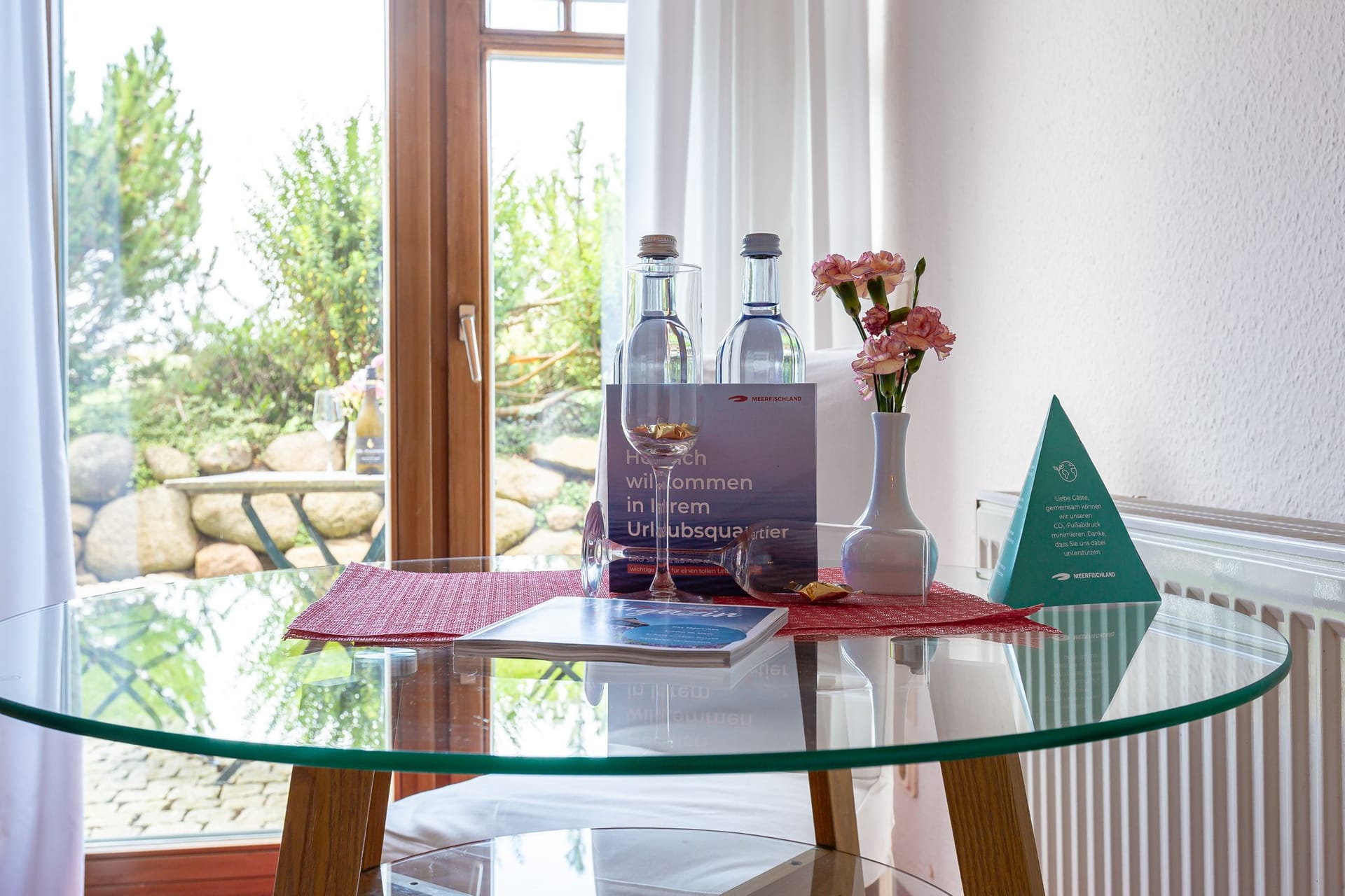 Wohnbereich mit Tisch und Blumen